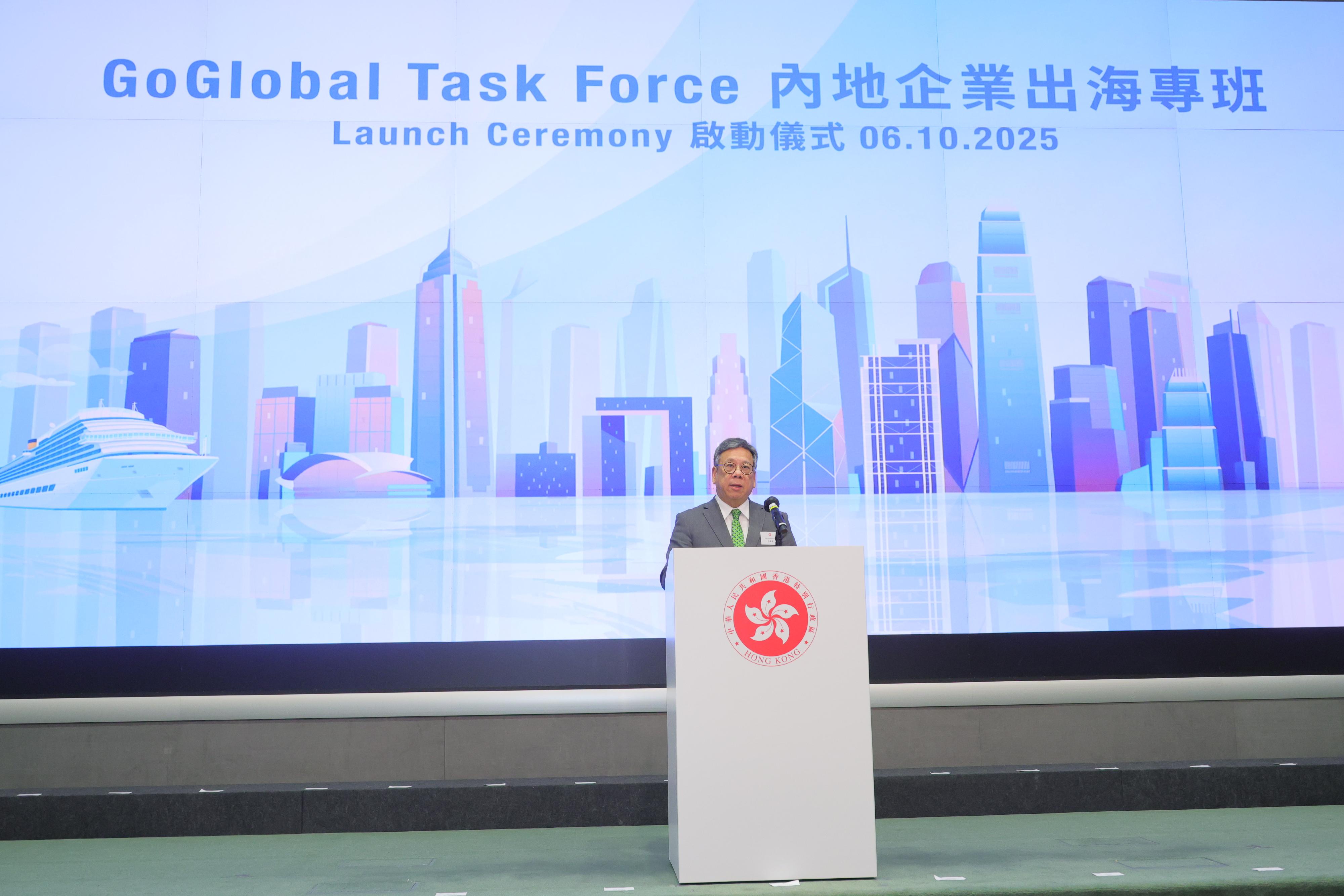 Witnessed by the Financial Secretary Mr Paul Chan and steered by the Secretary for Commerce and Economic Development, Mr Algernon Yau, the Task Force on Supporting Mainland Enterprises in Going Global (GoGlobal Task Force) was launched today (October 6). The GoGlobal Task Force integrates Hong Kong's overseas offices, including those under Invest Hong Kong, the Hong Kong Trade Development Council, as well as Hong Kong offices in the Mainland, to set up a one-stop platform to proactively attract Mainland enterprises seeking to expand their overseas business to "go global via Hong Kong". Photo shows Mr Yau gives an introduction of the future work of the GoGlobal Task Force at the launch ceremony.

