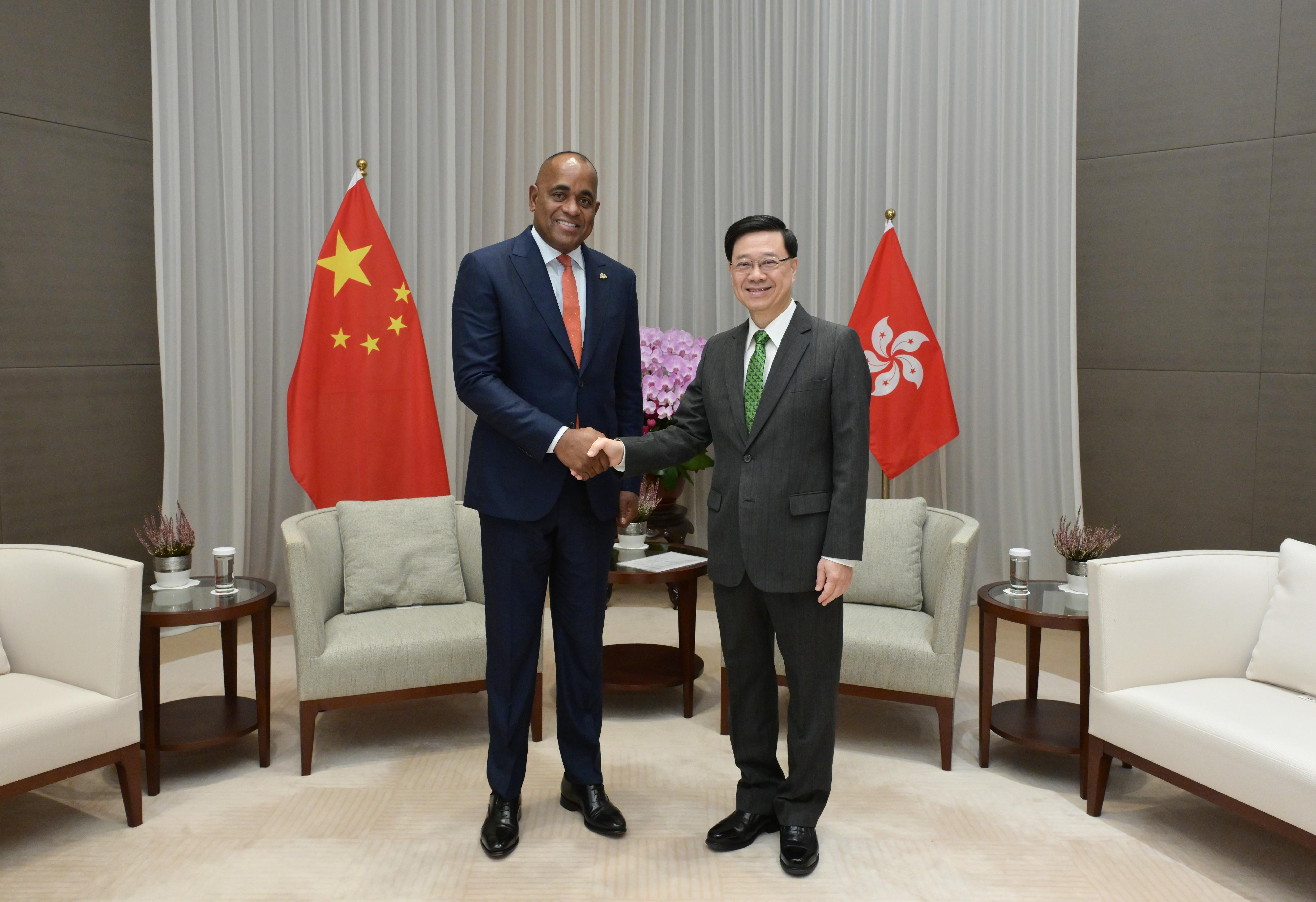 The Chief Executive, Mr John Lee (right), meets with the Prime Minister of the Commonwealth of Dominica, Dr Roosevelt Skerrit (left), today (October 6).
