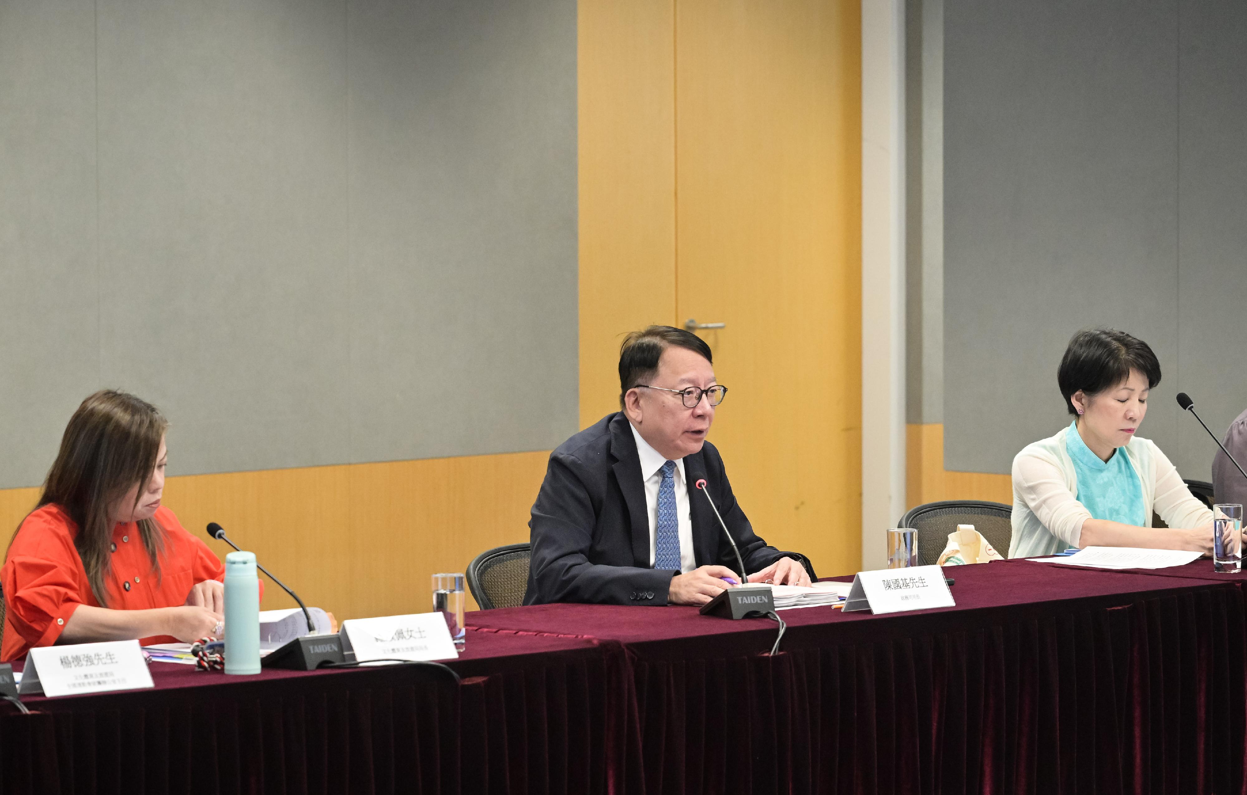第十五屆全國運動會香港特別行政區賽區籌備委員會今日（十月六日）舉行會議。圖示籌委會主席兼政務司司長陳國基（中）、籌委會秘書長兼文化體育及旅遊局局長羅淑佩（左一）和籌委會副秘書長兼文化體育及旅遊局常任秘書長沈鳳君（右一）出席會議。