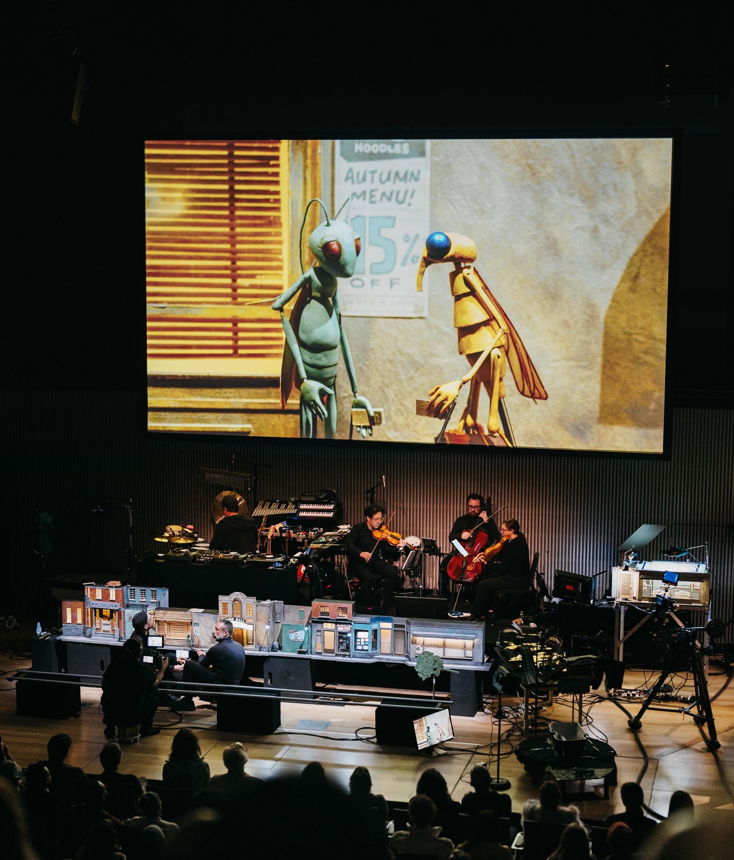 由康樂及文化事務署呈獻的年度「冬日開懷集」系列將於十一月至明年二月舉行。圖示《蚊仔發「樂」夢》劇照。(圖片來源:Katherine Kwan)