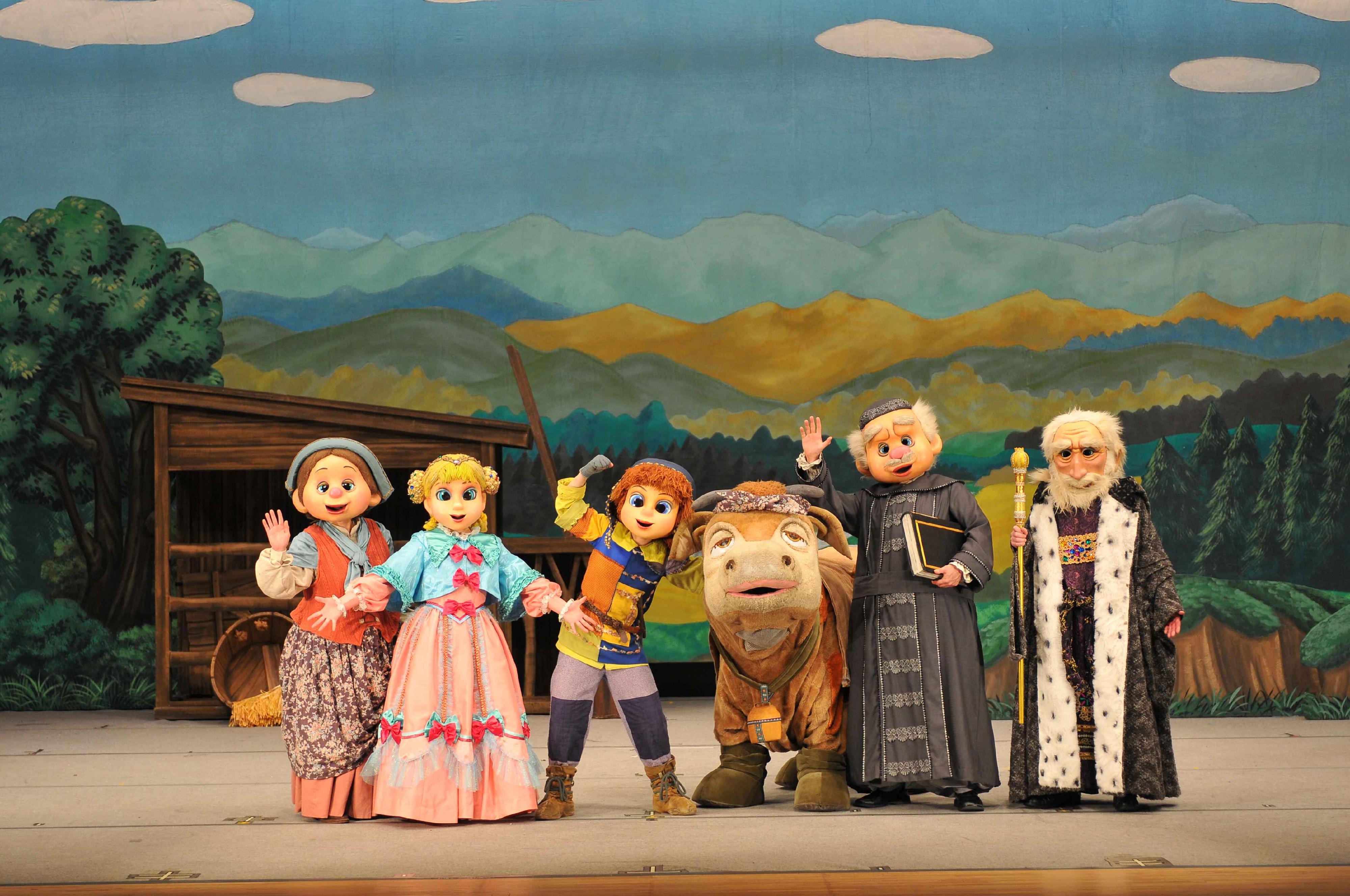 The annual "Cheers!" Series, presented by the Leisure and Cultural Services Department, will be held from November to February next year. Photo shows a scene from "Jack and the Beanstalk".
