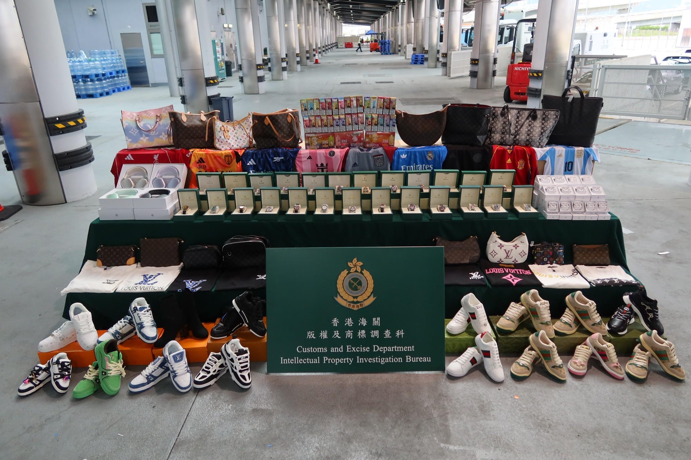 香港海關與內地及澳門海關於九月十五日至三十日採取執法行動，加強檢查從三地轉口往美洲、歐洲及日韓等國家的貨物，打擊跨境轉運冒牌貨物的活動。行動中，香港海關偵破十八宗案件，檢獲共約四萬五千件懷疑冒牌貨物，包括手表、手袋、鞋具及香水，估計市值共約二千一百萬元。圖示部分檢獲的懷疑冒牌貨物。