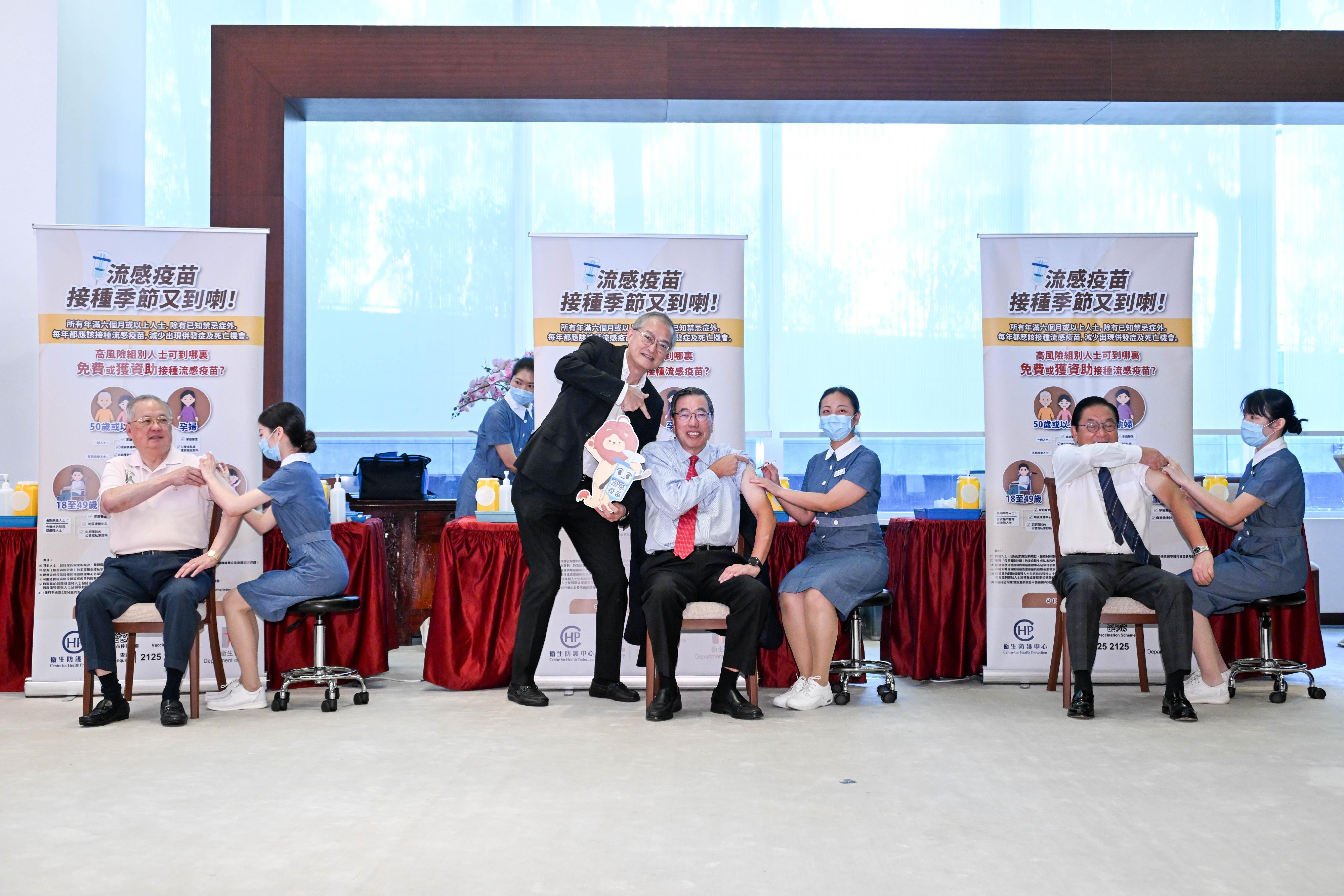 醫務衞生局局長盧寵茂教授今日(十月八日)到立法會綜合大樓支持立法會議員接種季節性流感疫苗和新冠疫苗。圖示盧寵茂教授(左三)支持立法會主席梁君彥(中)、立法會議員張宇人(左一)和林健鋒(右二)接種疫苗。