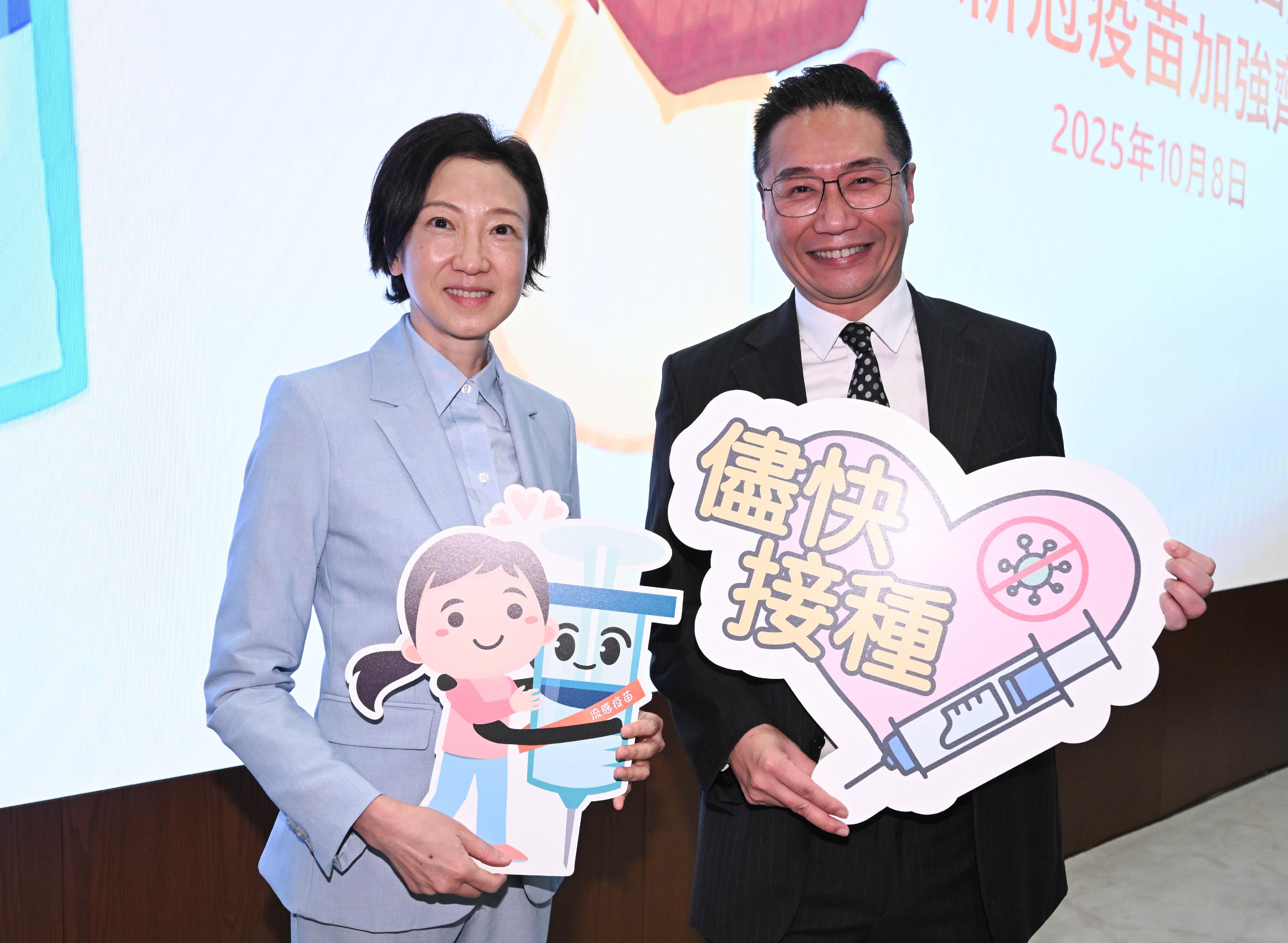 醫務衞生局局長盧寵茂教授和醫務衞生局副局長范婉雯醫生今日(十月八日)到立法會綜合大樓支持立法會議員接種季節性流感疫苗和新冠疫苗。圖示范婉雯醫生(左)與立法會議員邵家輝(右)在活動上合照。