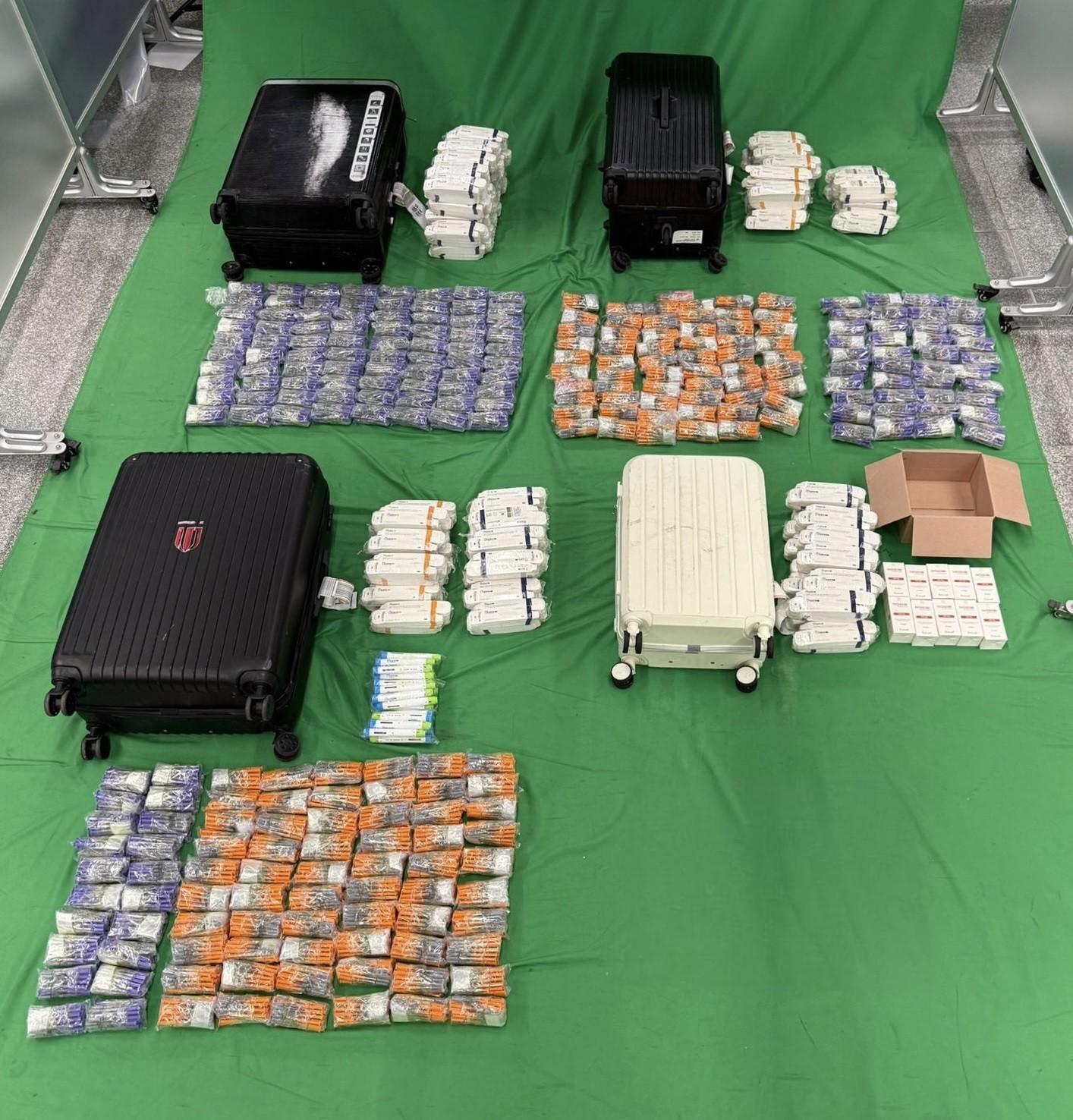 香港海關於九月二日在香港國際機場偵破一宗涉及三名旅客走私的案件，檢獲六千五百一十七支含有第一部毒藥的藥物針劑及六百粒含有第一部毒藥的藥劑產品，估計市值約四百七十萬元。圖示檢獲的藥物針劑及藥劑產品。
