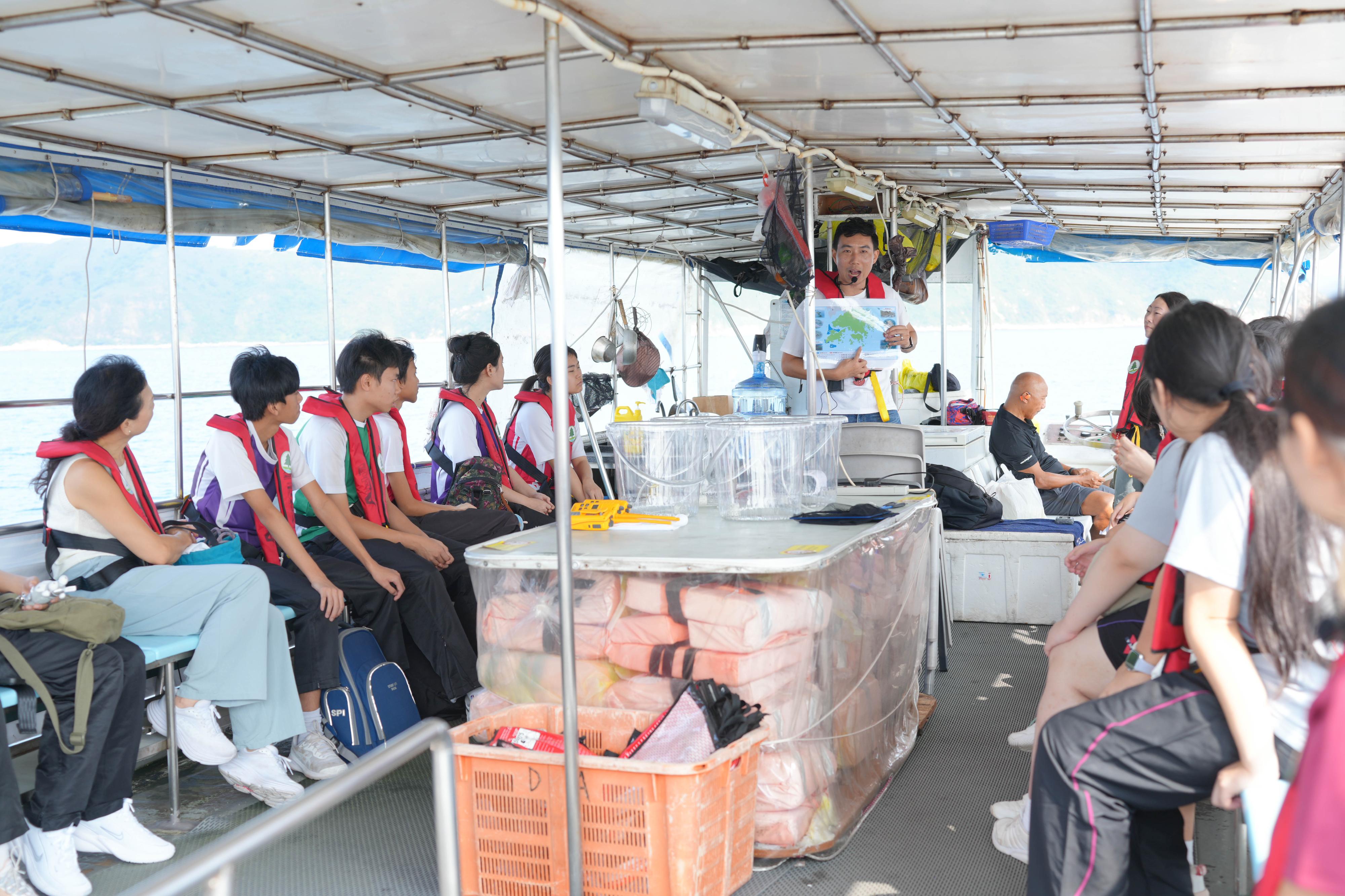 The Agriculture, Fisheries and Conservation Department (AFCD), together with secondary school teachers and students, representatives from the Hong Kong Fishermen Consortium and the Ocean Park Conservation Foundation Hong Kong conducted a restocking activity in Yan Chau Tong Marine Park today (October 9), with an aim to restore and enhance aquatic resources as well as raise students' awareness of the conservation of aquatic resources and the need to improve aquatic habitats, and to increase their knowledge of the local fisheries industry. Photo shows AFCD personnel introducing the restocking activity to students.