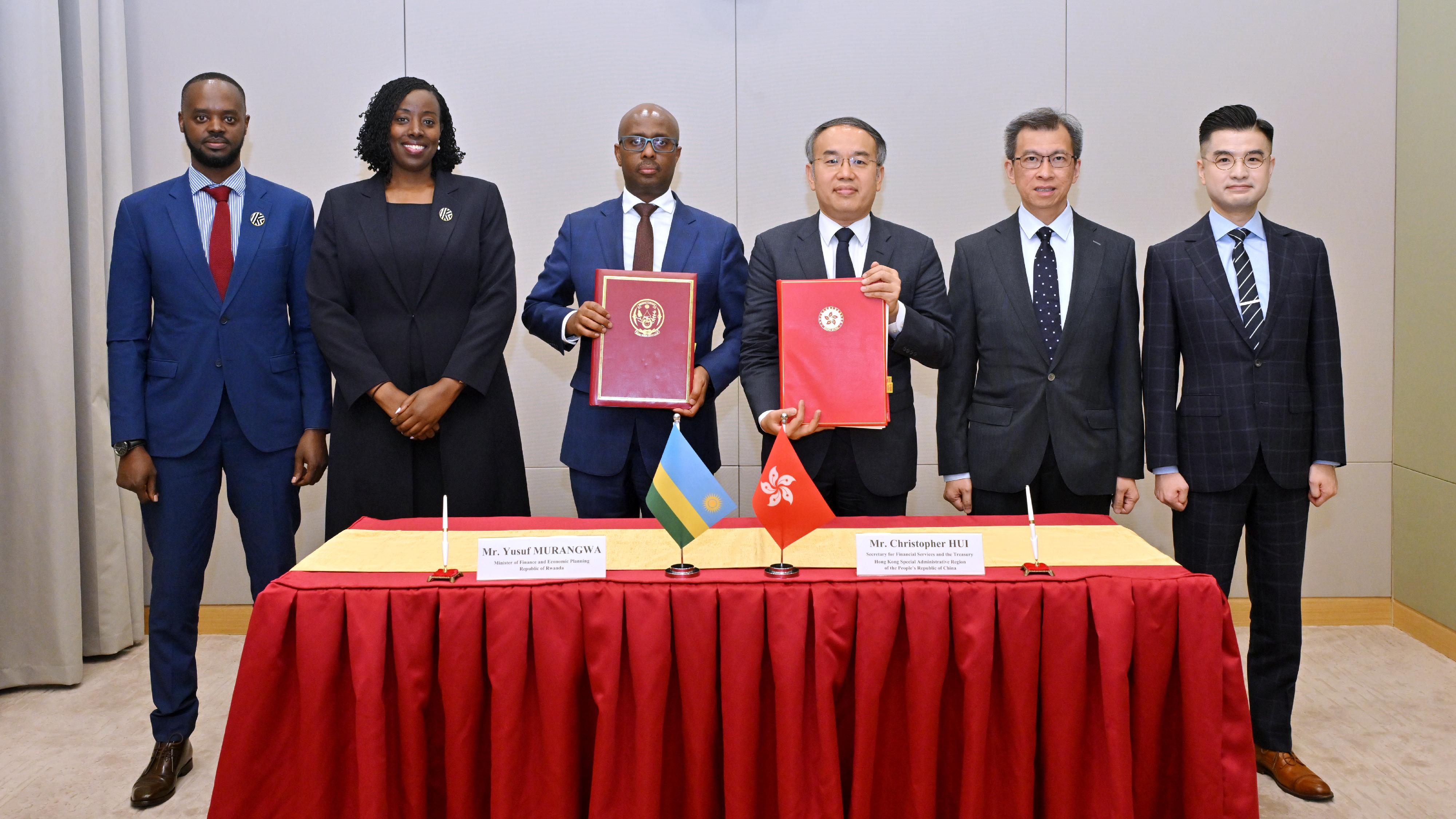 財經事務及庫務局局長許正宇和盧旺達財政和經濟計劃部長Yusuf Murangwa今日(十月九日)分別代表香港特別行政區政府和盧旺達政府簽署全面性避免雙重課稅協定。圖示(左起)盧旺達金融有限公司首席投資官Jean Marie Kananura、盧旺達金融有限公司首席執行官Hortense Mudenge、Yusuf Murangwa、許正宇、財經事務及庫務局常任秘書長(庫務)黎志華和稅務局局長陳施維在簽署儀式合照。