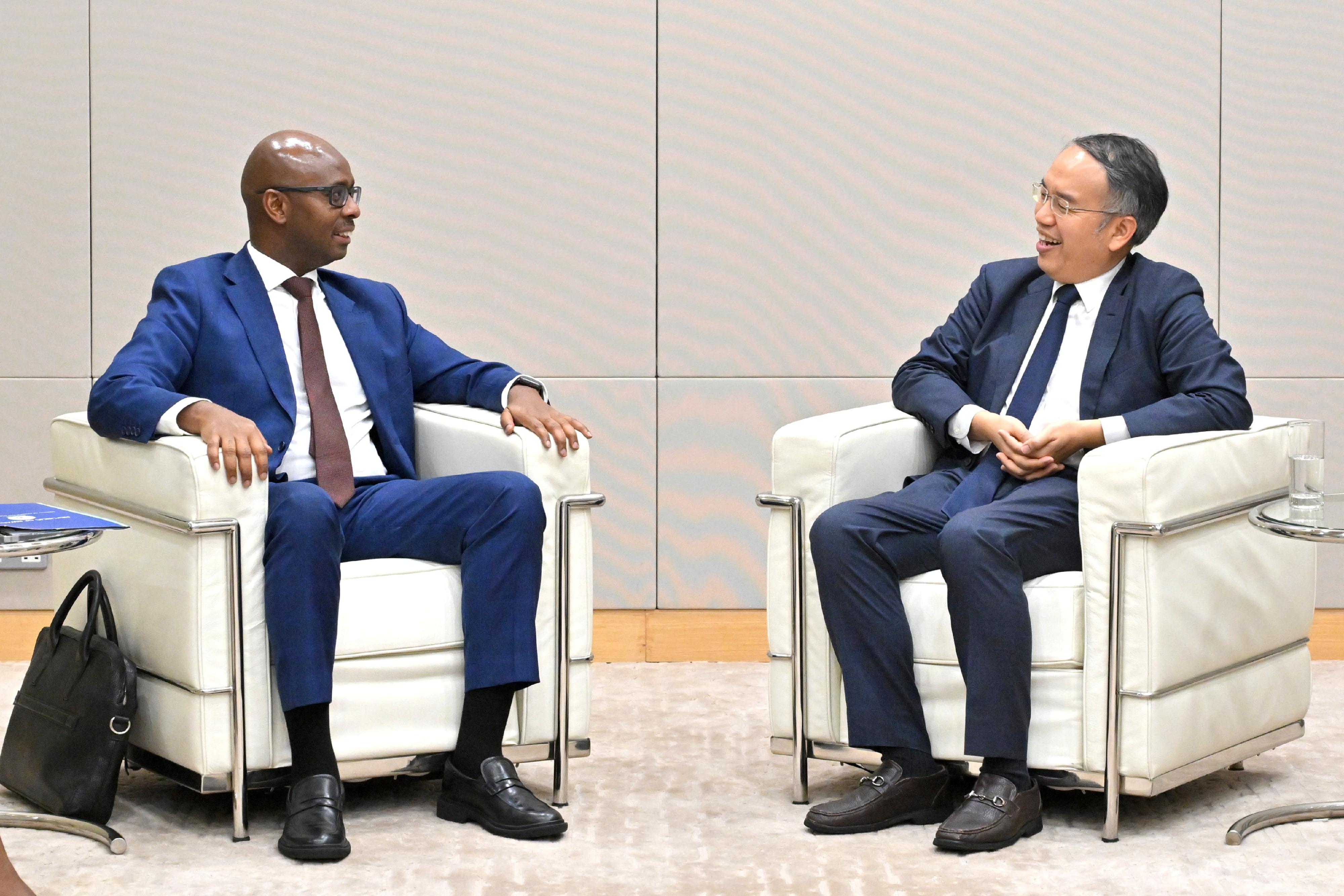 The Secretary for Financial Services and the Treasury, Mr Christopher Hui (right), and the Minister of Finance and Economic Planning of Rwanda, Mr Yusuf Murangwa (left), have a bilateral meeting today (October 9) to explore further collaboration to drive high-quality development along the Belt and Road together.