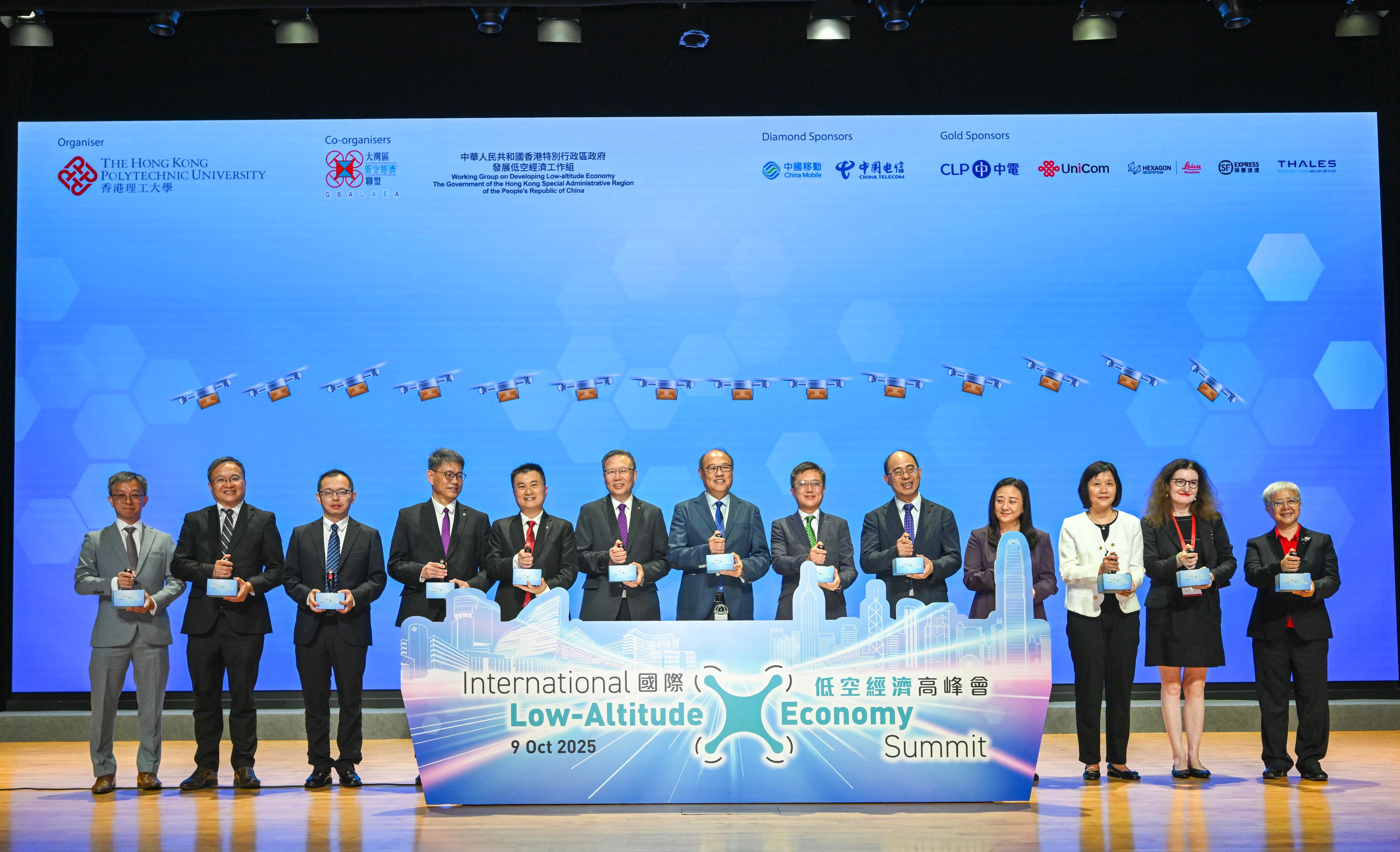 The International Low-Altitude Economy Summit was held today (October 9). Photo shows the Council Chairman of the Hong Kong Polytechnic University, Dr Lam Tai-fai (centre); the Permanent Secretary for Transport and Logistics, Mr Kevin Choi (sixth right); the Party Secretary and Director-General of the Development and Reform Commission, Guangzhou Municipal Government, Mr Wu Sa (third left); the Founding President of the Greater Bay Area Low Altitude Economy Alliance, Dr Elizabeth Quat (fourth right), and other guests officiating at the kick-off ceremony. 