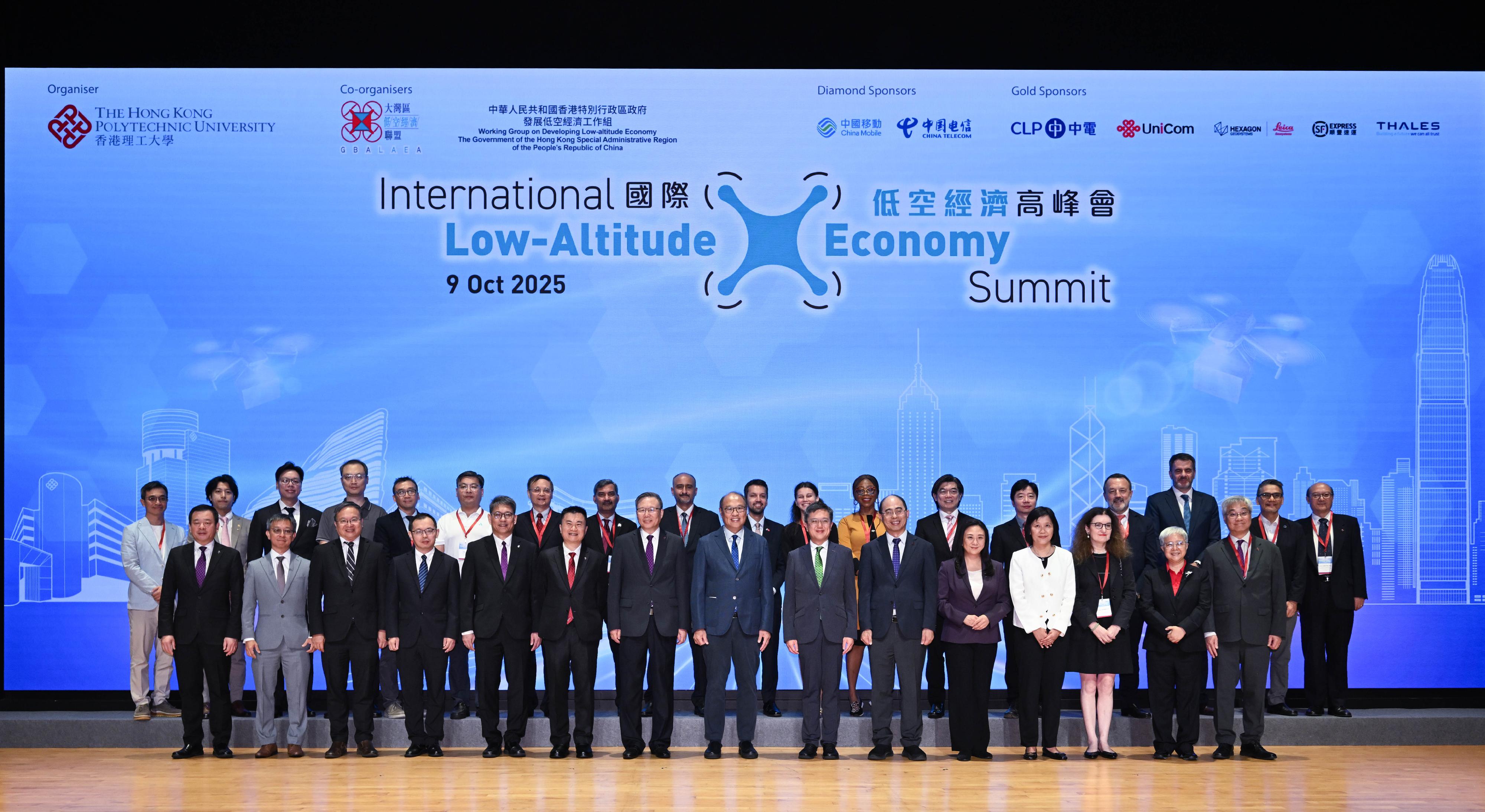 The International Low-Altitude Economy Summit was held today (October 9). Photo shows the Council Chairman of the Hong Kong Polytechnic University, Dr Lam Tai-fai (front row, centre); the Permanent Secretary for Transport and Logistics, Mr Kevin Choi (front row, seventh right); the Party Secretary and Director-General of the Development and Reform Commission, Guangzhou Municipal Government, Mr Wu Sa (front row, fourth left); the Founding President of the Greater Bay Area Low Altitude Economy Alliance, Dr Elizabeth Quat (front row, fifth right), and other guests at the kick-off ceremony. 