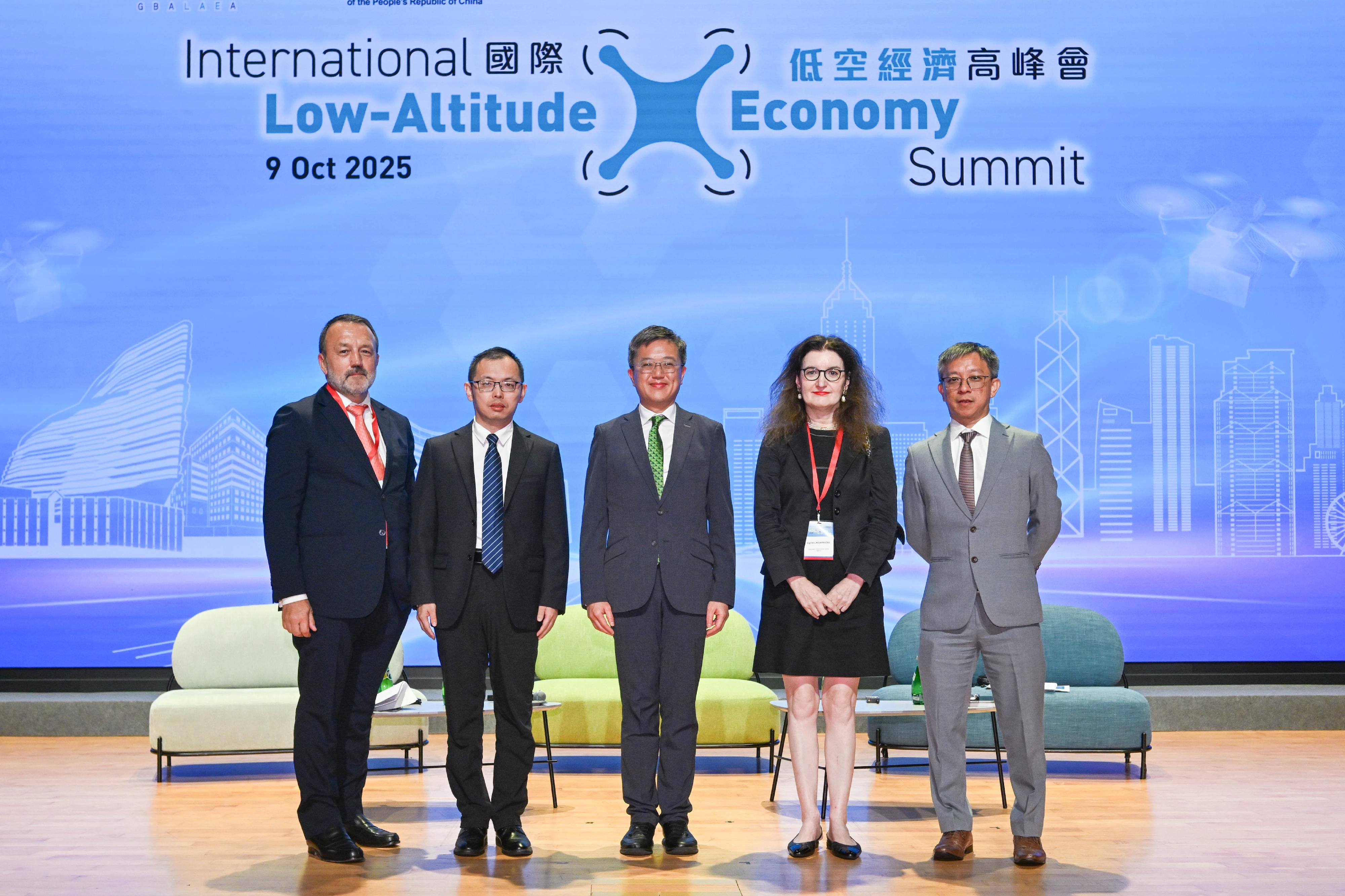 The International Low-Altitude Economy Summit was held today (October 9). Photo shows the Permanent Secretary for Transport and Logistics, Mr Kevin Choi (centre), and panel speakers of the fireside chat on Policy Dialogue on the low-altitude economy. The panel speakers are the Party Secretary and Director-General of the Development and Reform Commission, Guangzhou Municipal Government, Mr Wu Sa (second left); the Director of Global Market Development, Digital & UTM, Airspace Mobility Solutions of the Thales Group, Mr Frank Erb (first left); the North Asia Representative of the European Union Aviation Safety Agency, Ms Ingrid Lagarrigue (second right); and the Director (Unmanned Systems Technology, Engineering and Planning) of the Civil Aviation Authority of Singapore, Mr Tan Chun-wei (first right).
