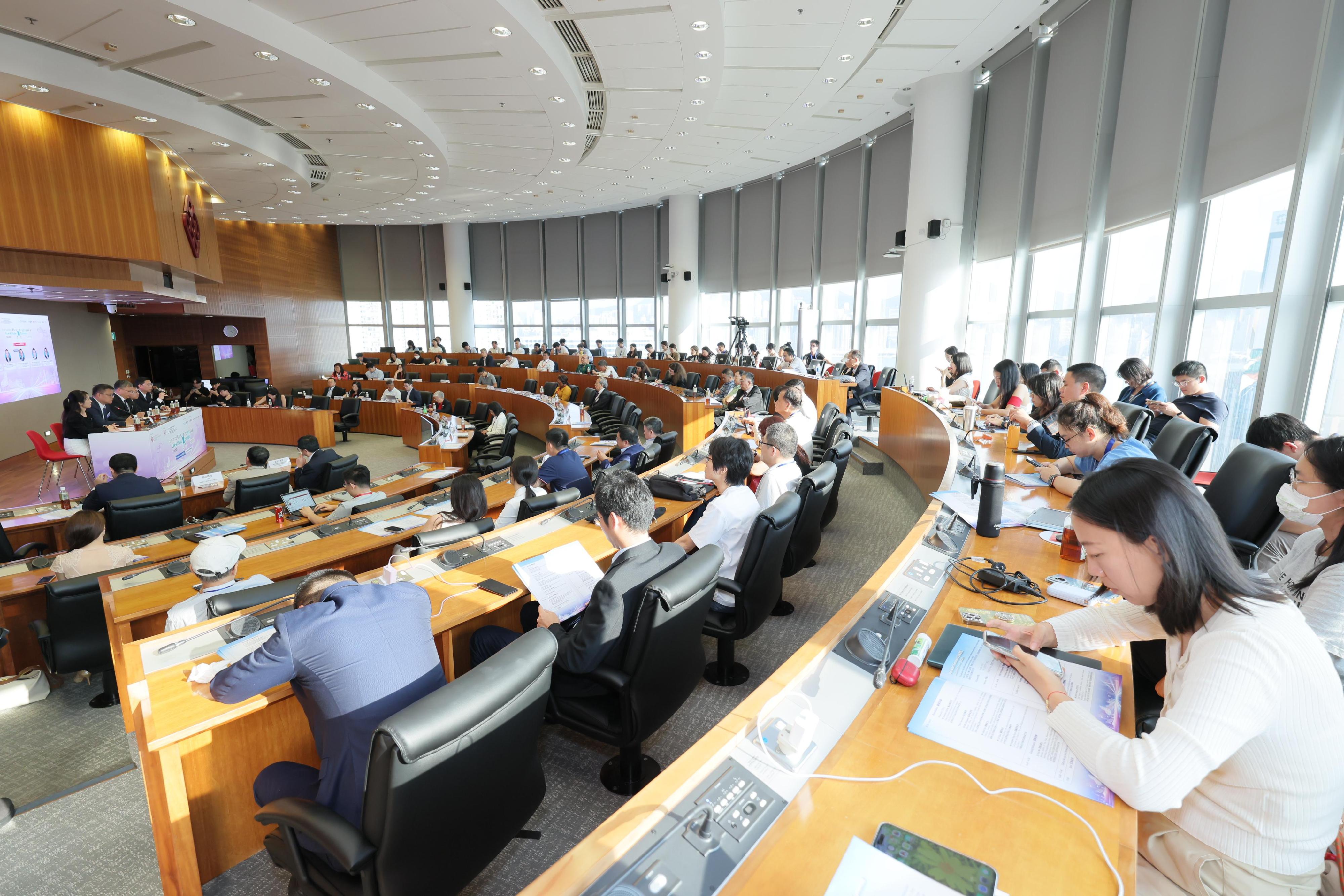The International Low-Altitude Economy Summit was held today (October 9). Photo shows the roundtable discussion at a parallel session on Policy and Regulation.