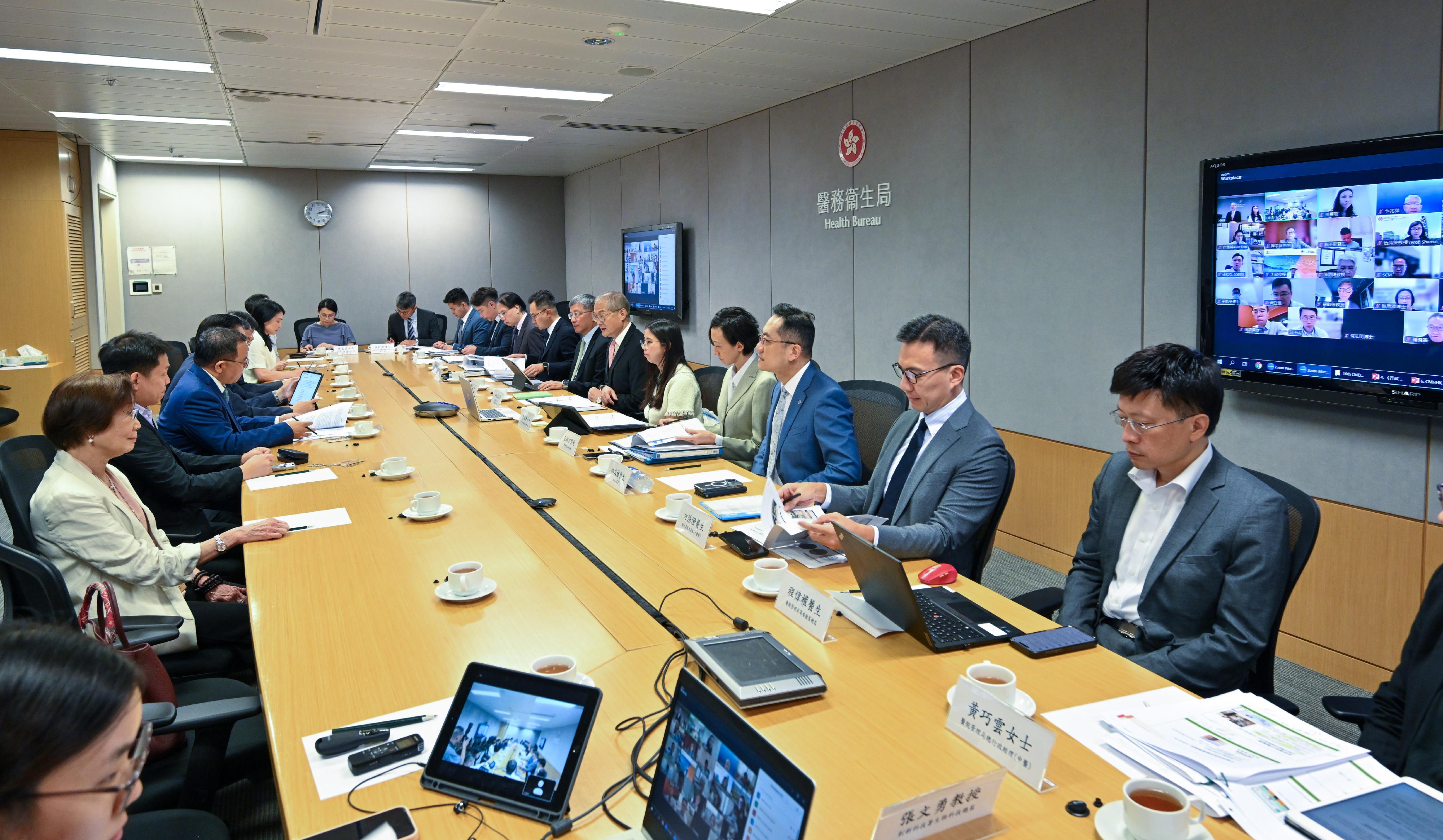 醫務衞生局局長盧寵茂教授(右六)今日(十月九日)主持中醫中藥發展委員會及轄下中醫業小組委員會、中藥業小組委員會和中醫藥發展藍圖小組委員會聯席會議。