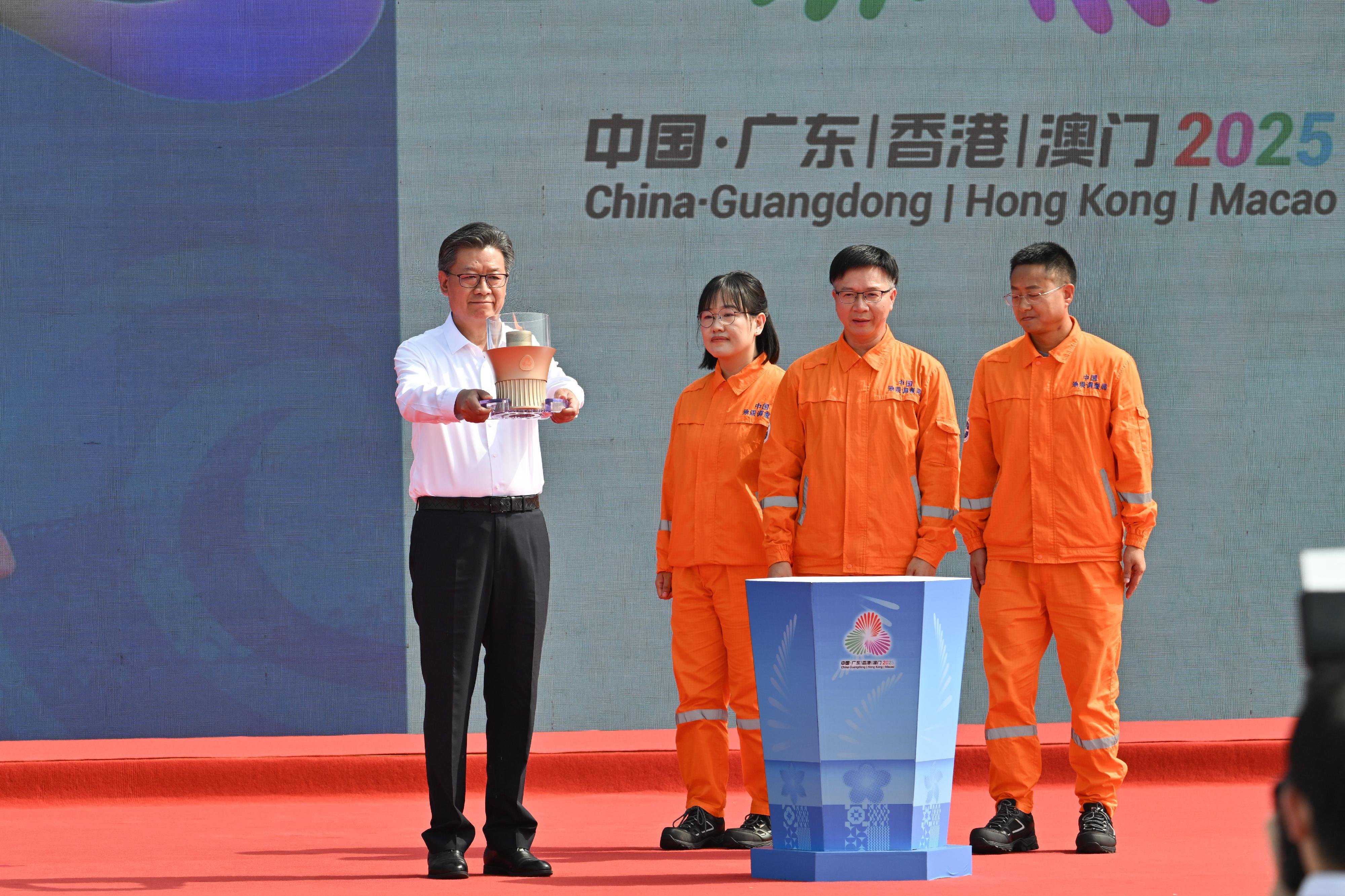 第十五屆全國運動會和全國第十二屆殘疾人運動會暨第九屆特殊奧林匹克運動會火種採集儀式今日(十月九日)在廣州南沙舉行。圖示科研工作者代表將「源火」交予廣東省委常委、廣州市委書記郭永航(左一)。
