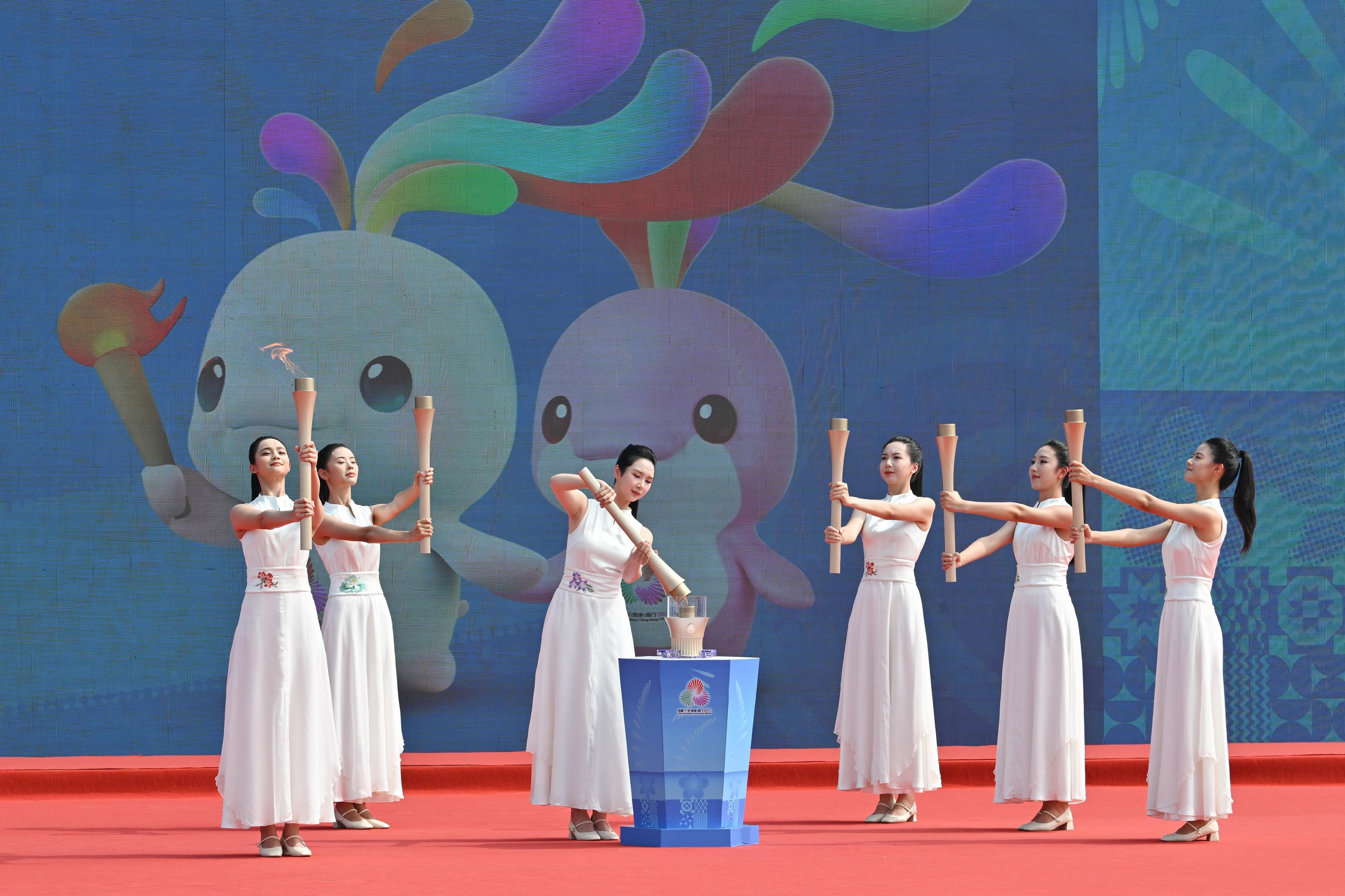 第十五屆全國運動會和全國第十二屆殘疾人運動會暨第九屆特殊奧林匹克運動會火種採集儀式今日(十月九日)在廣州南沙舉行。圖示工作人員從火種盆領取火種。