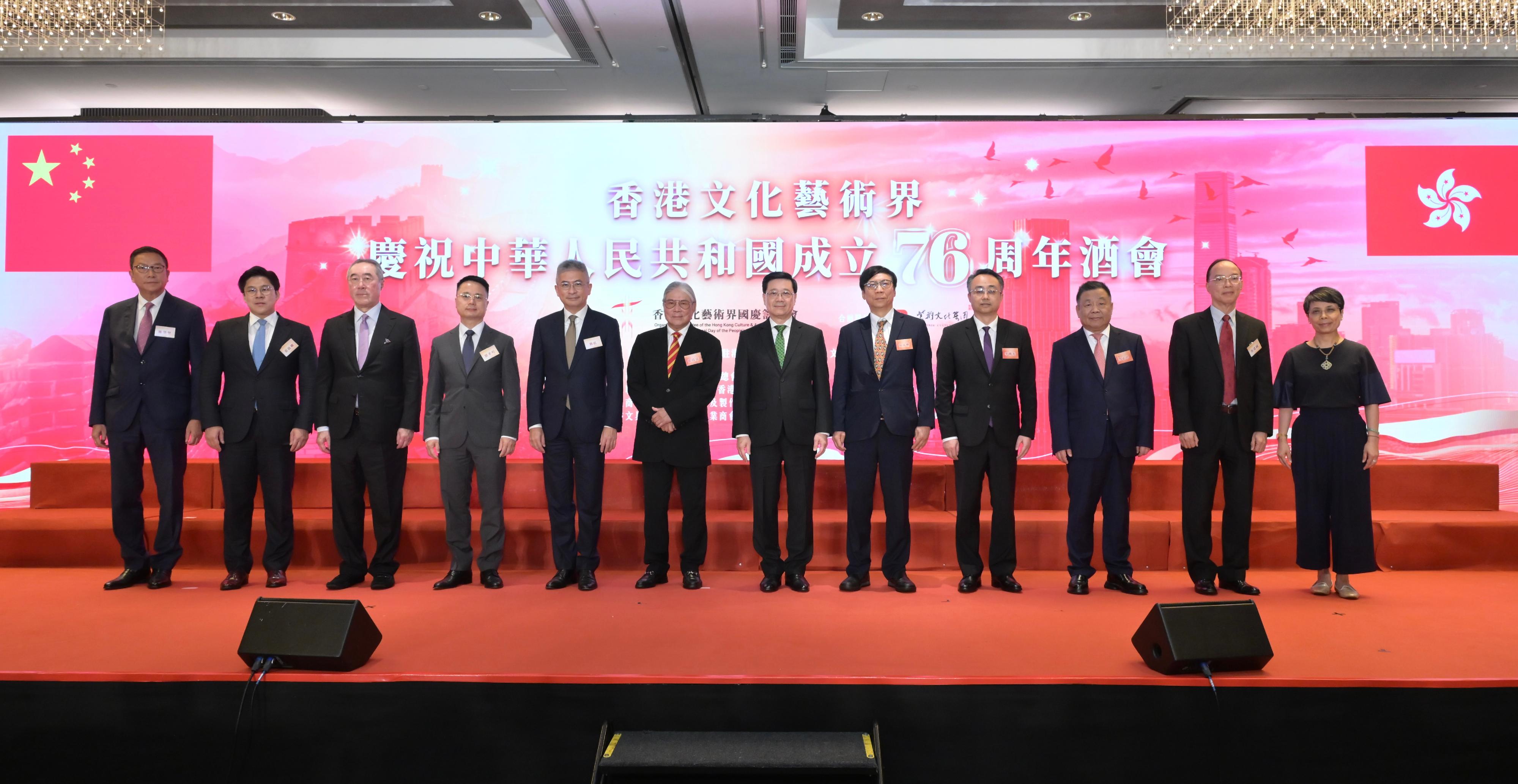 行政長官李家超今日（十月九日）出席香港文化藝術界慶祝中華人民共和國成立76周年酒會。圖示（左四起）外交部駐香港特別行政區特派員公署辦公室主任劉孝明、文化體育及旅遊局副局長劉震、香港文化藝術界國慶籌委會聯席主席霍震霆、李家超、香港文化藝術界國慶籌委會聯席主席區永熙、中央人民政府駐香港特別行政區聯絡辦公室宣傳文體部副部長李曙光、紫荊文化集團董事長許正中和其他嘉賓在酒會合照。