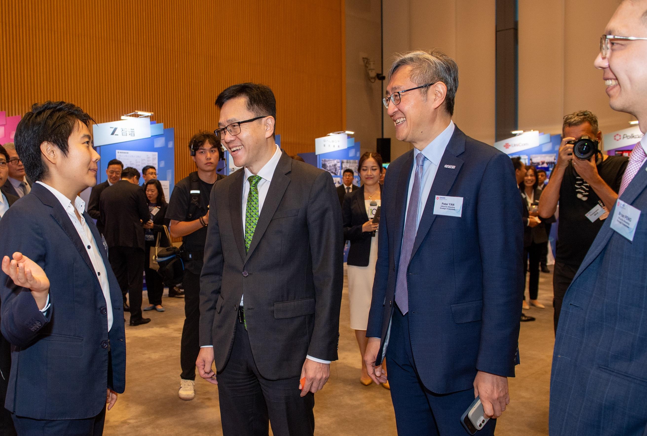 The Office for Attracting Strategic Enterprises (OASES) held the OASES Enterprises Signing Ceremony today (October 9). Photo shows the Secretary for Innovation, Technology and Industry, Professor Sun Dong (second left), attending the ceremony and interacting with a representative of a strategic enterprise.
