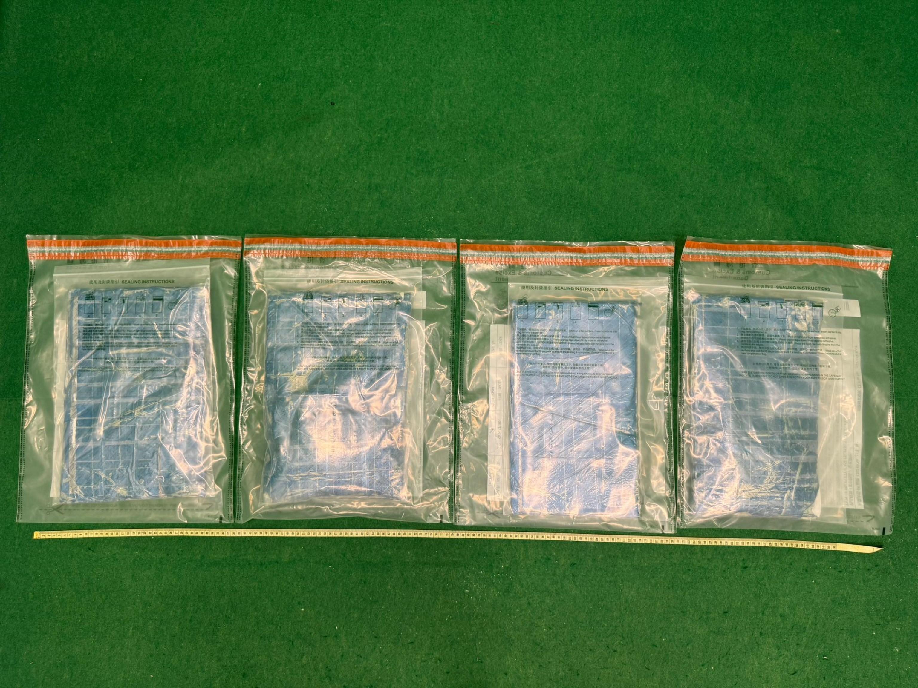 Hong Kong Customs today (October 9) detected a drug trafficking case involving baggage concealment at Hong Kong International Airport and seized about 4 kilograms of suspected heroin with an estimated market value of about $2 million. Photo shows the suspected heroin seized.
