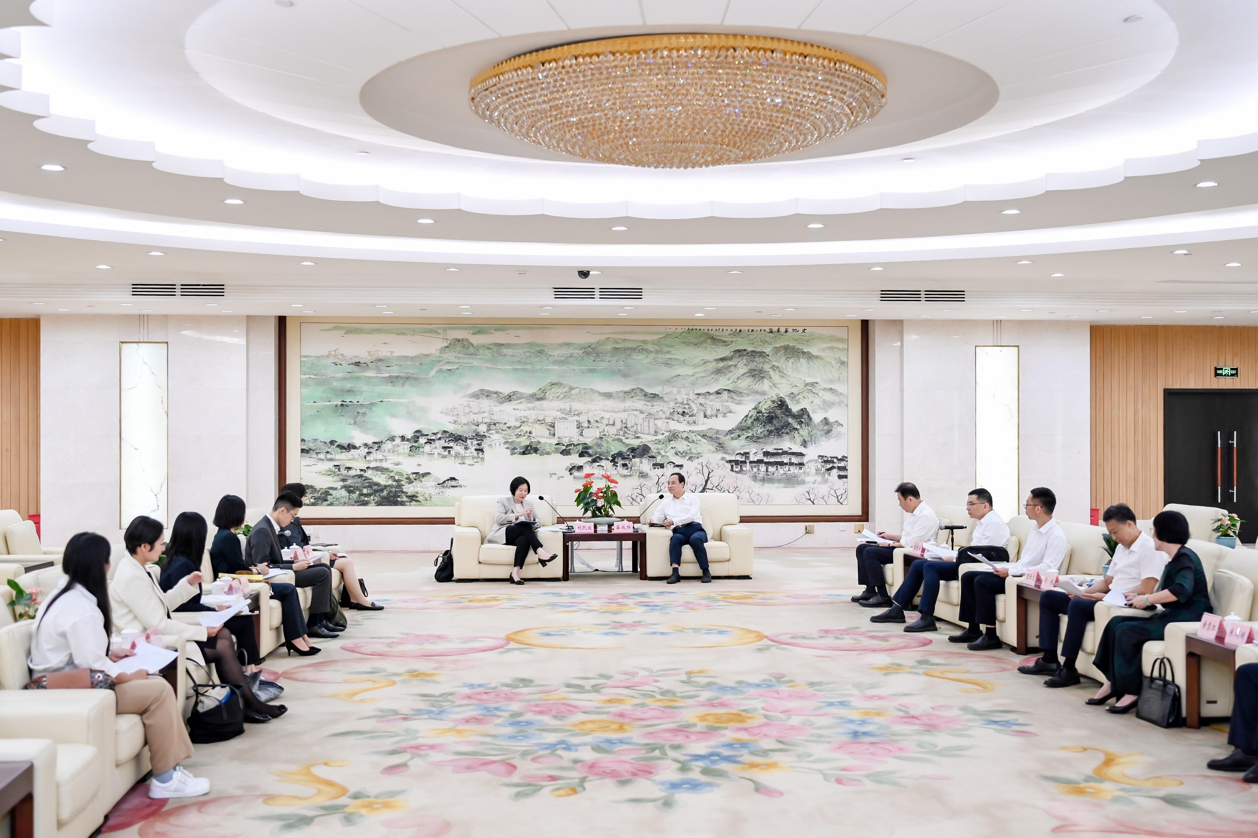 投資推廣署署長劉凱旋於十月九日至十一日訪問廣東省東莞市。昨日（十月九日）上午，劉凱旋（左七）與東莞市委副書記、市人民政府市長呂成蹊（右六），以及東莞市委常委、市人民政府副市長劉光濱（右五）會面。
