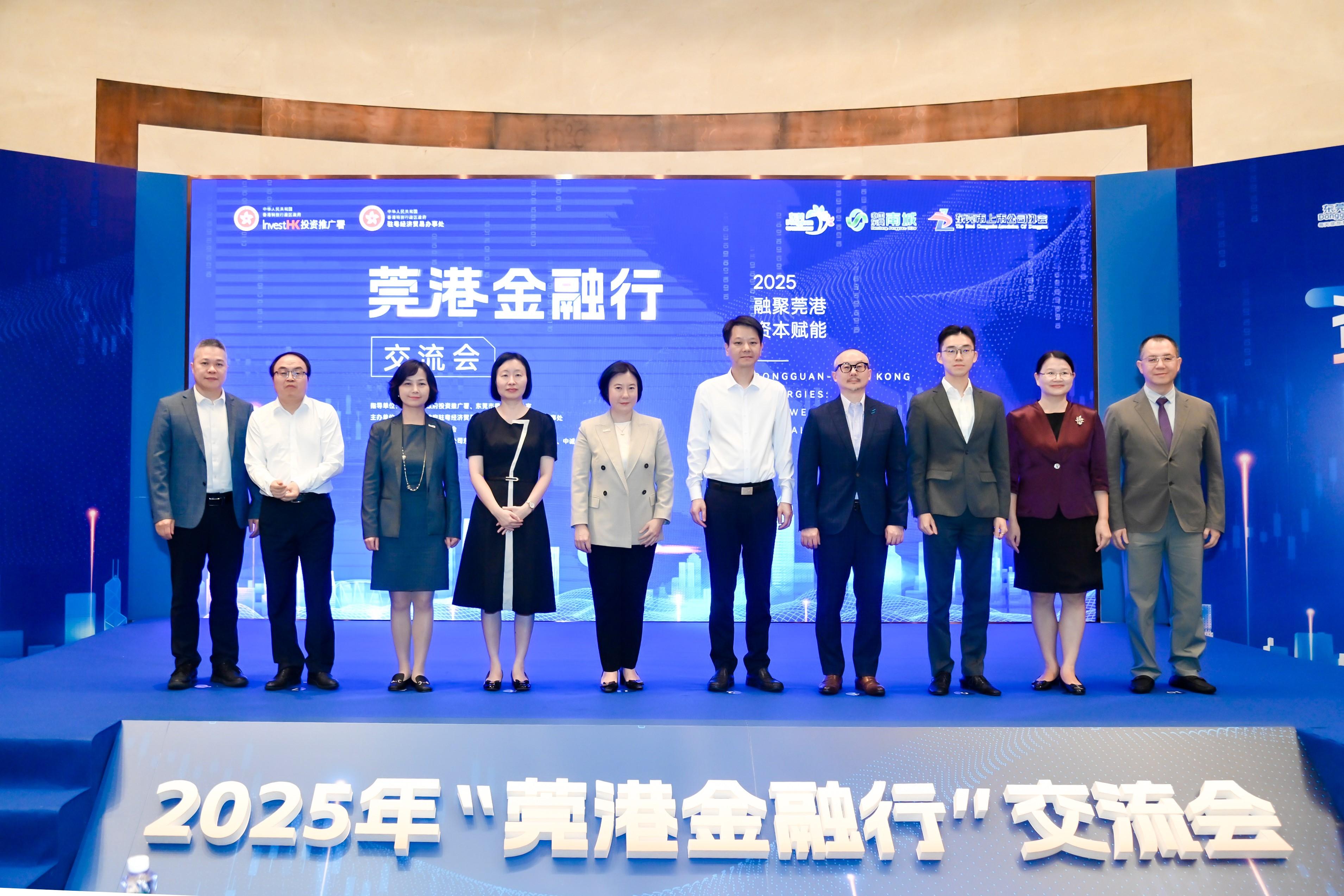 投資推廣署署長劉凱旋於十月九日至十一日訪問廣東省東莞市。圖示劉凱旋（左五）、東莞市委常委、市人民政府副市長曾堅朋（右五）、香港特別行政區政府駐粵經濟貿易辦事處主任蘇惠思（左四）、香港貿易發展局華南首席代表黃天偉（右四）、香港交易所環球上市服務部副總裁陸琛健（右三），東莞市委金融辦公室副主任朱潤明（左二），與嘉賓昨日（十月九日）於交流會合照。