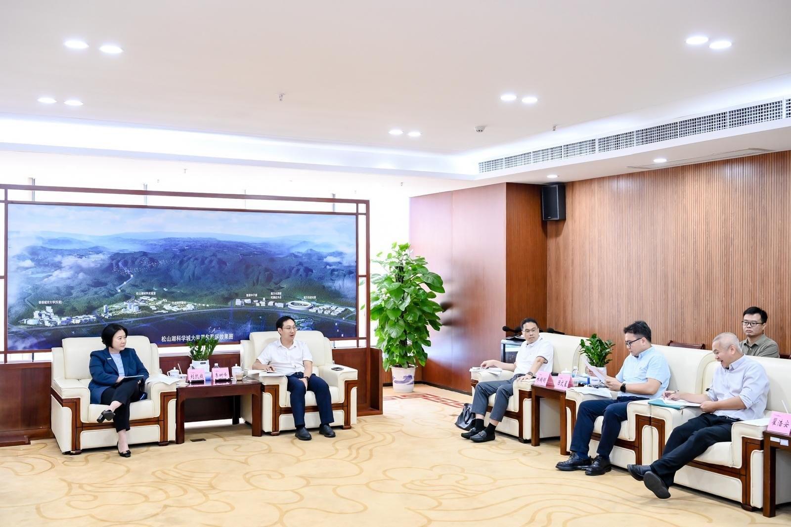 投資推廣署署長劉凱旋於十月九日至十一日訪問廣東省東莞市。圖示劉凱旋（左一）今日（十月十日）拜訪松山湖高新技術產業開發區管委會。