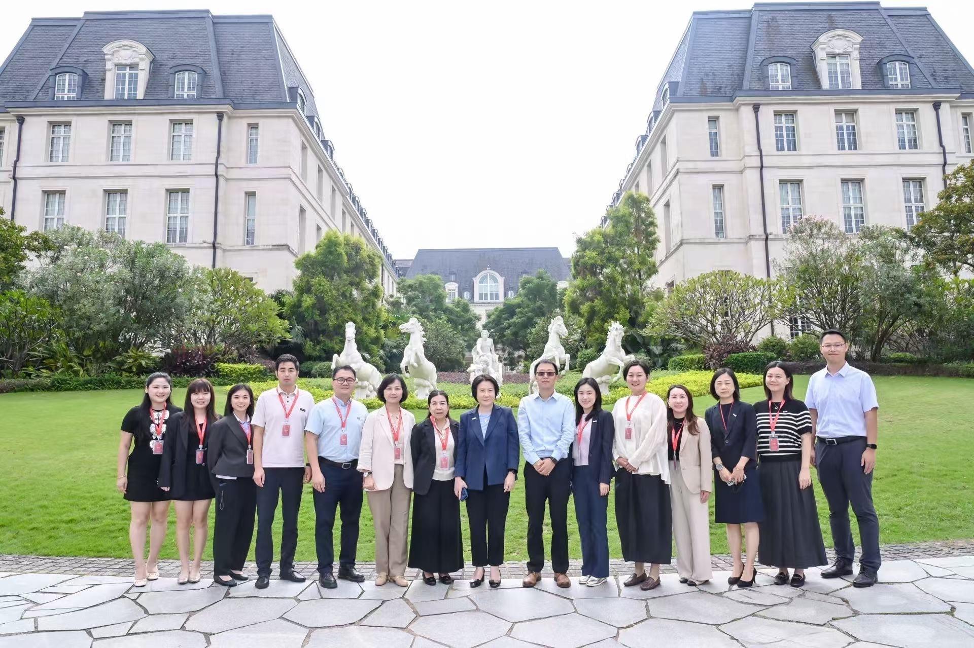投資推廣署署長劉凱旋於十月九日至十一日訪問廣東省東莞市。圖示劉凱旋（中）今日（十月十日）考察松山湖華為小鎮。