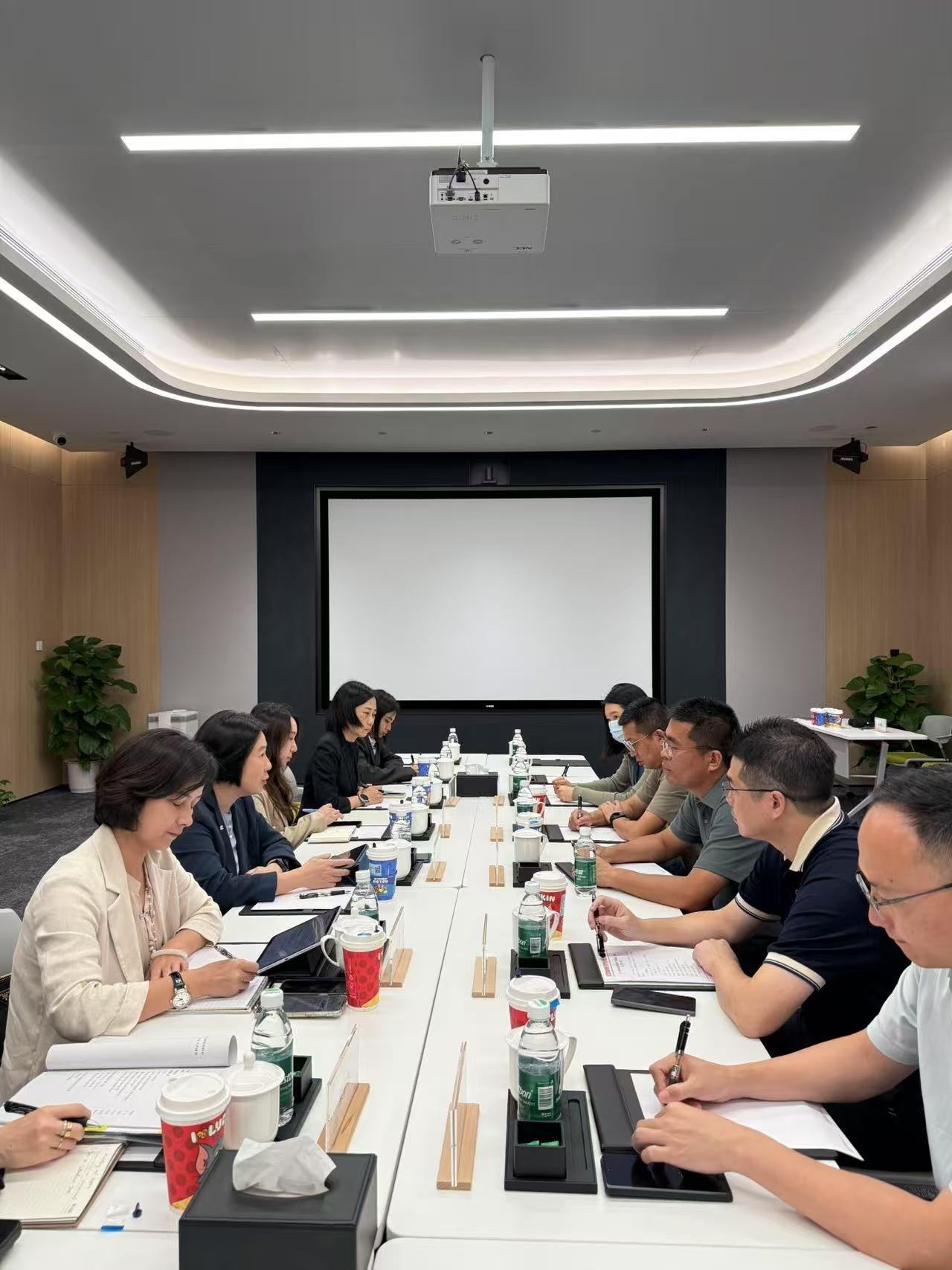 投資推廣署署長劉凱旋於十月九日至十一日訪問廣東省東莞市。圖示劉凱旋（左二）今日（十月十日）考察OPPO智能製造中心並與企業進行座談。