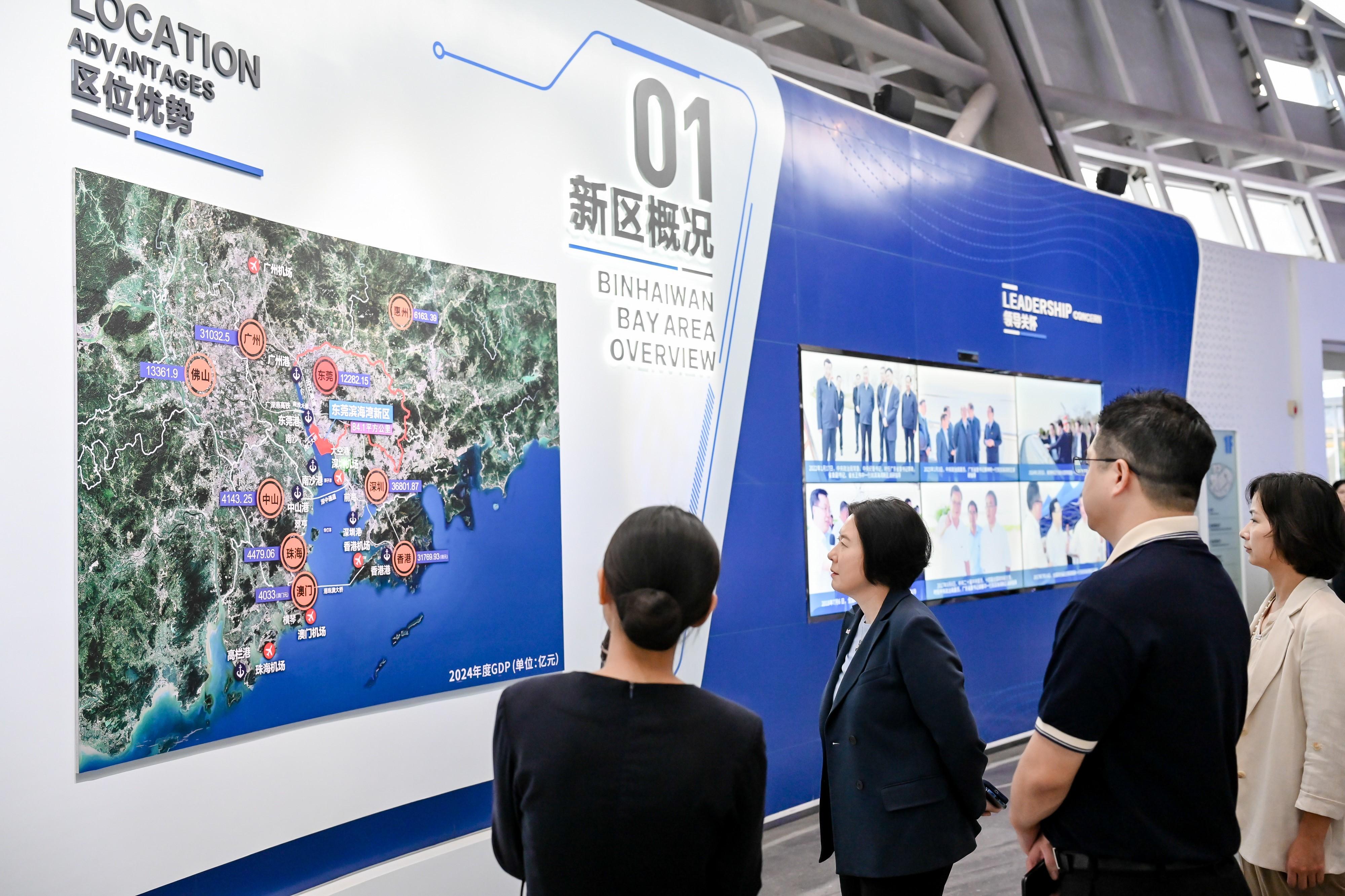 投資推廣署署長劉凱旋於十月九日至十一日訪問廣東省東莞市。圖示劉凱旋（左二）今日（十月十日）考察濱海灣新區並與企業進行座談。