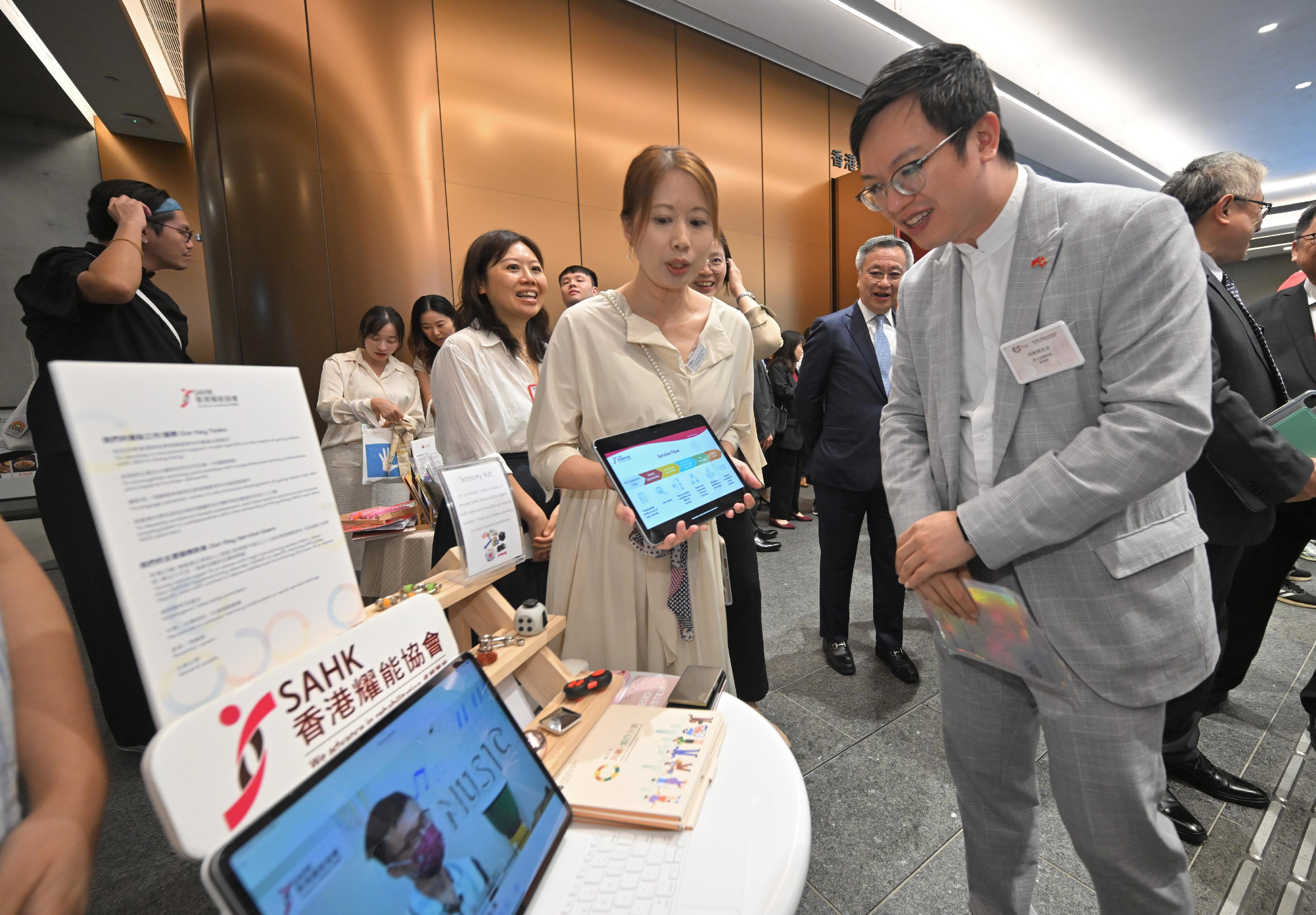 勞工及福利局（勞福局）今日（十月十日）舉辦「愛心僱主」獎章2025頒獎典禮。圖示勞福局副局長何啟明（右）參觀場內攤位。