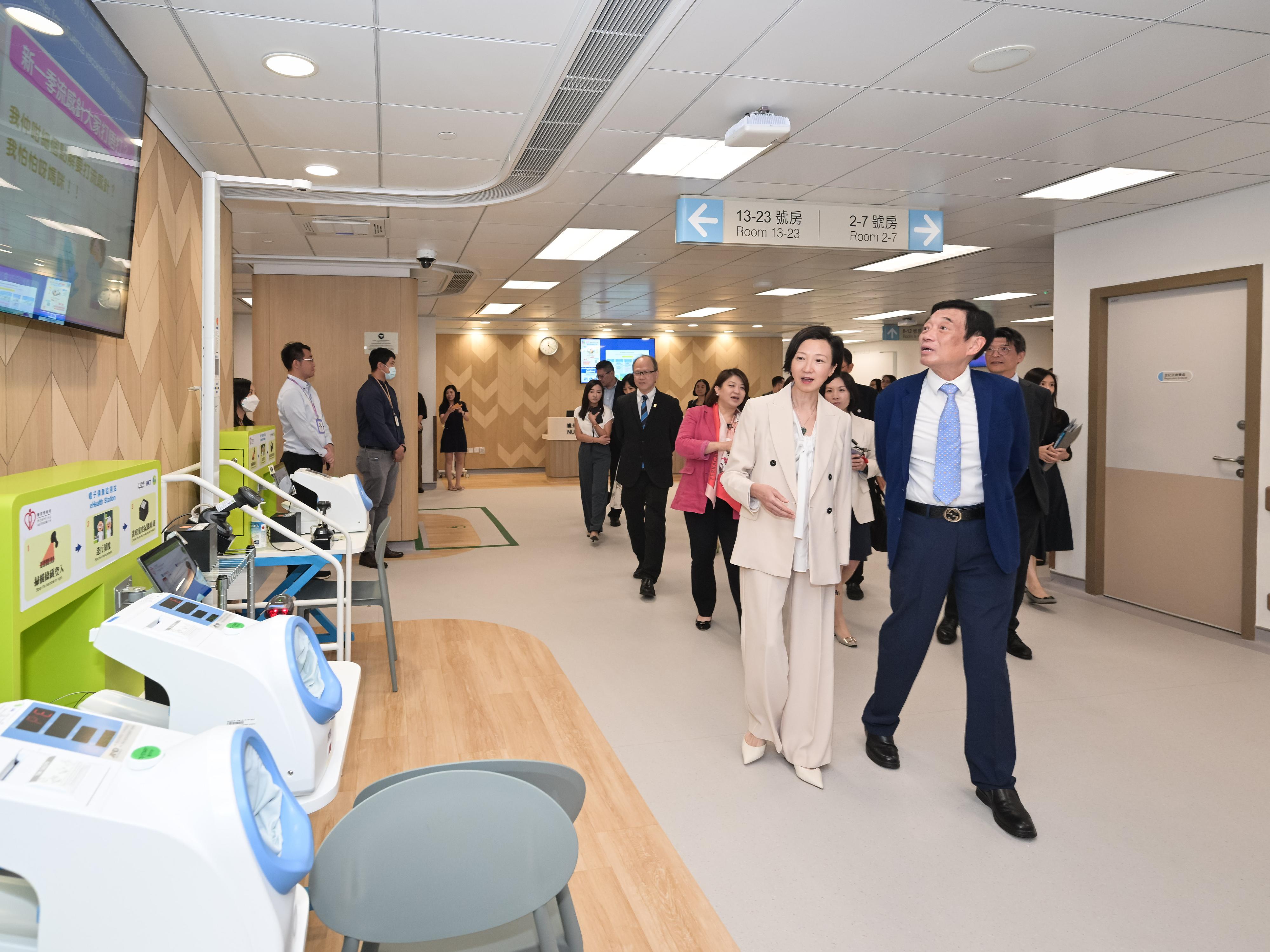 醫務衞生局副局長范婉雯醫生和醫院管理局主席范鴻齡今日（十月十日）為北區家庭醫學綜合中心開幕儀式主禮。圖示范婉雯醫生（前排左）和范鴻齡（前排右）參觀家庭醫學綜合中心的電子健康監察站。