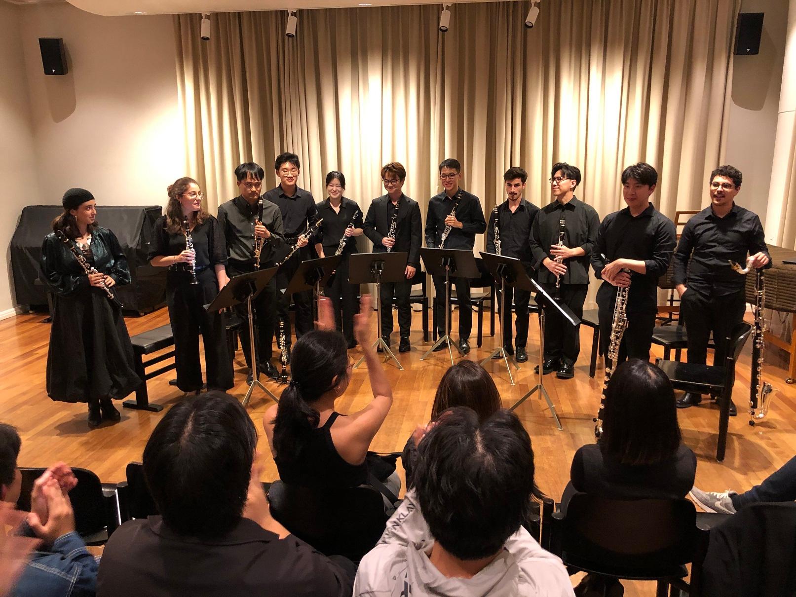 香港駐柏林經濟貿易辦事處支持香港單簧管合奏團Clarisma於瑞士洛桑進行文化交流活動。圖示Clarisma與瑞士的音樂家在十月九日（洛桑時間）舉行的音樂會同台演出。