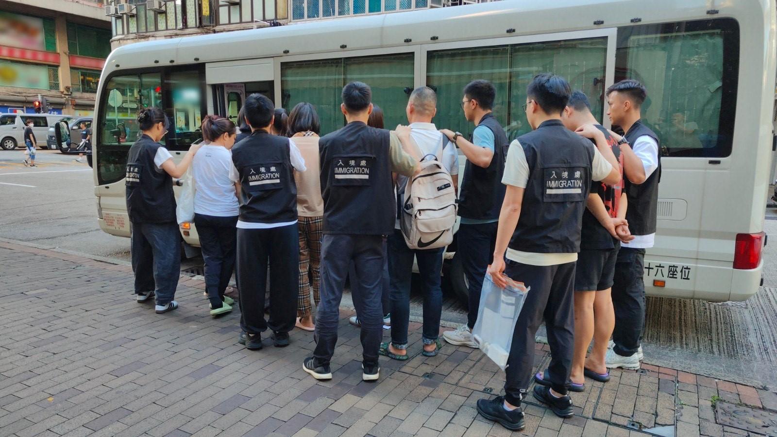 入境事務處於十月二日至昨日（十月九日）一連八日在全港多區展開反非法勞工行動。圖示懷疑非法勞工在行動中被捕。