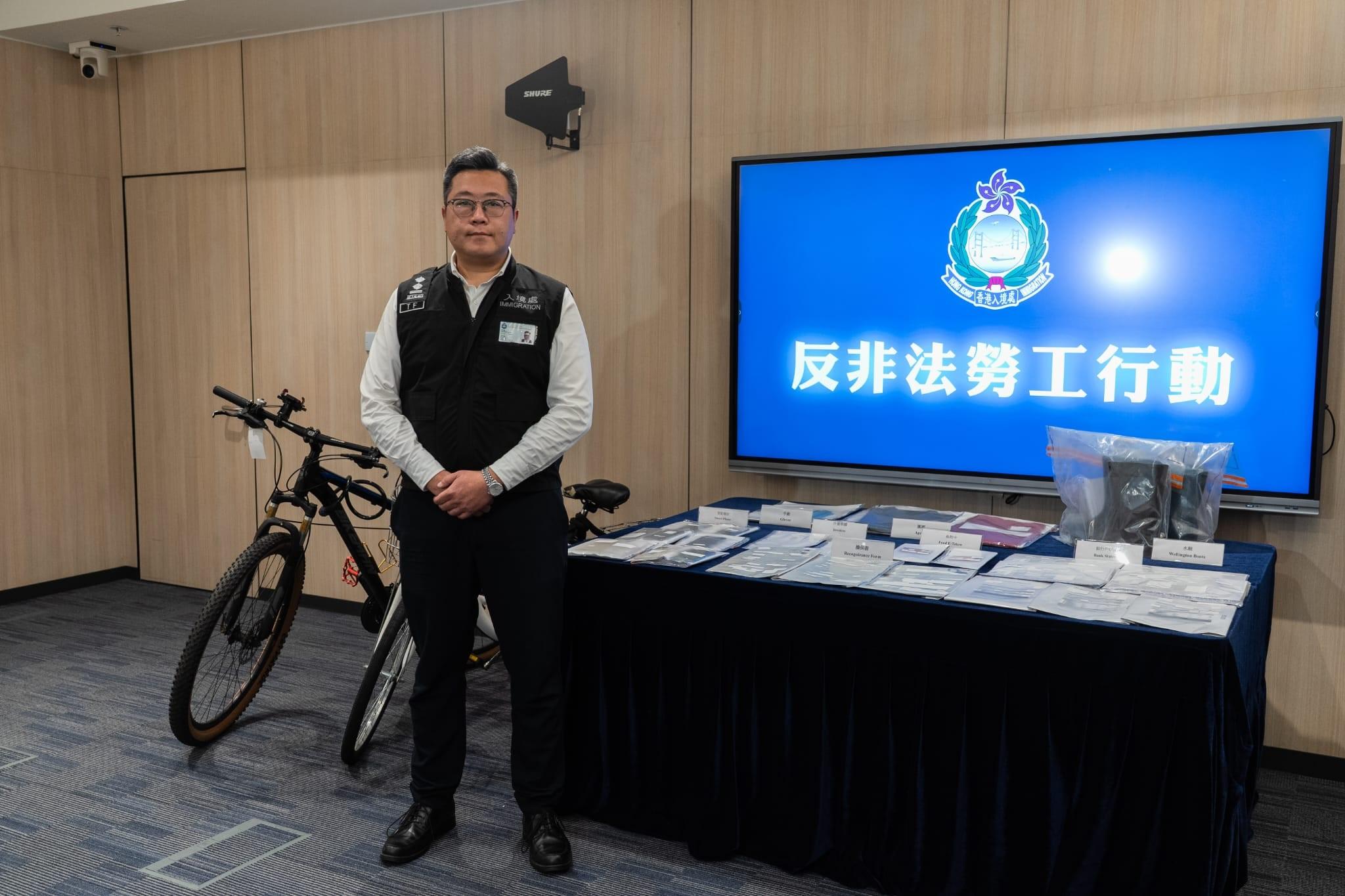 入境事務處於十月二日至昨日（十月九日）一連八日在全港多區展開反非法勞工行動。圖示為行動中檢取的證物。