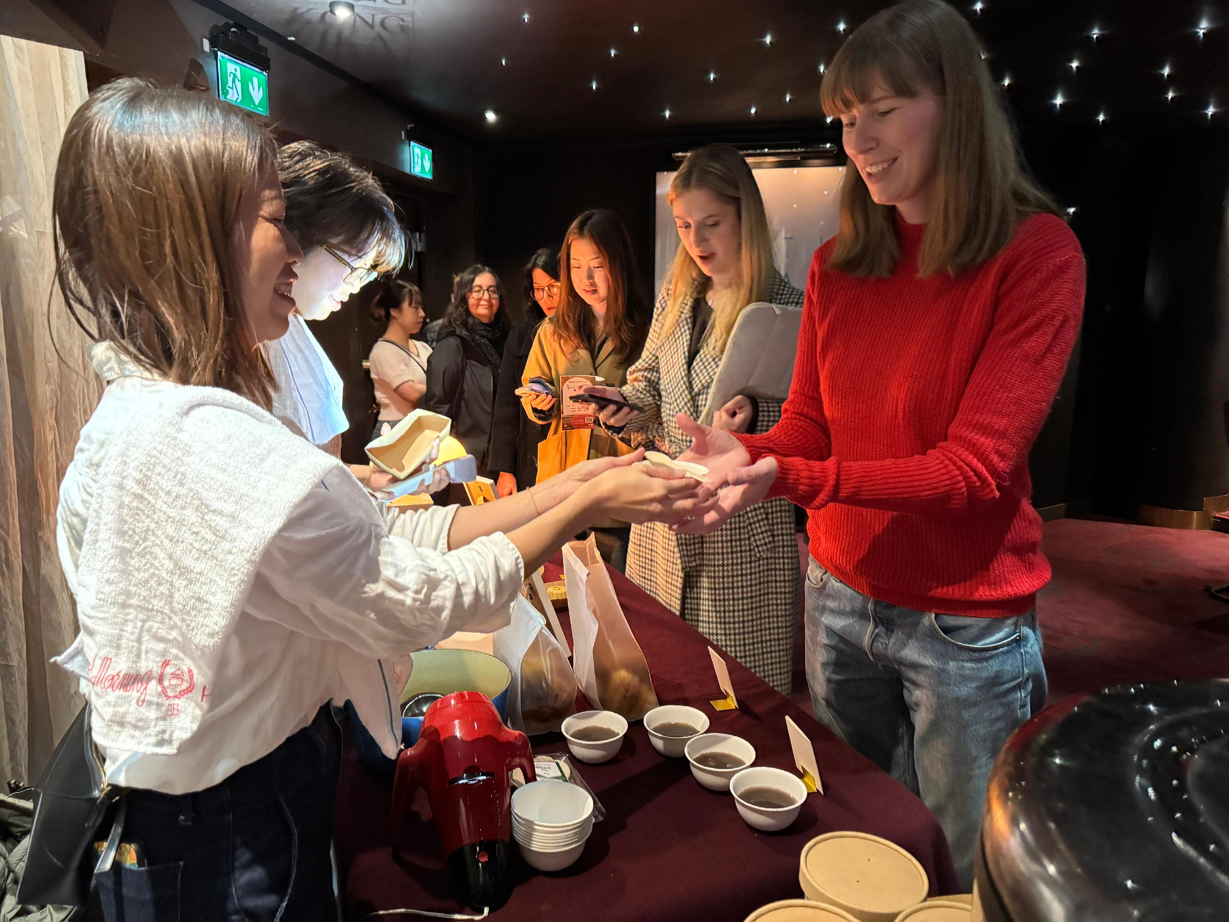 The Hong Kong Economic and Trade Office in London (London ETO) is supporting the Asian Film Festival in presenting three Hong Kong films across six cities in Sweden from October 1 to 19. To celebrate the occasion, a Hong Kong-style dessert tasting session was held by the London ETO on October 9 (Stockholm time) in Stockholm ahead of the screening of "Little Red Sweet".

