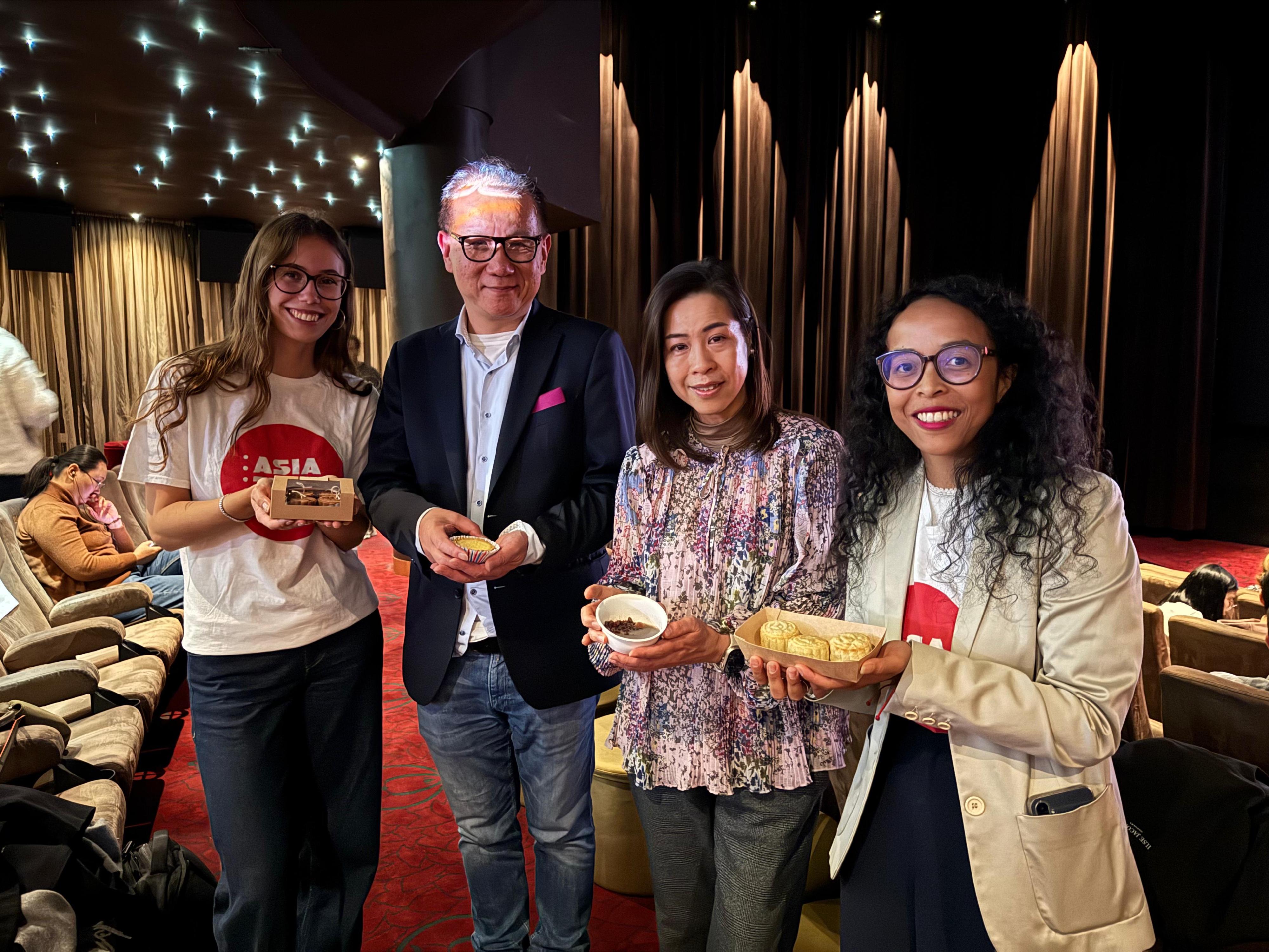 香港駐倫敦經濟貿易辦事處（駐倫敦經貿辦）支持亞洲電影節於十月一日至十九日在瑞典六個城市放映三部香港電影。圖示駐倫敦經貿辦處長周雪梅（右二）、瑞典香港商會主席Eric Zhang博士（左二）、亞洲電影節項目負責人Maria Razakamboly（右一）於十月九日（斯德哥爾摩時間）在電影《紅豆》播映前的甜品分享會上合照。