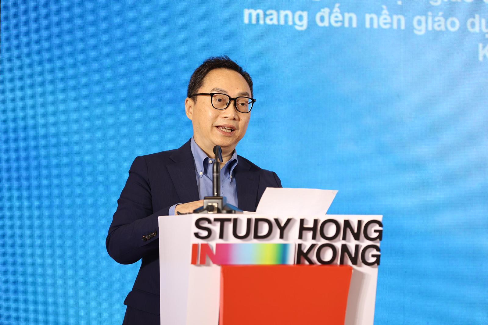 The Hong Kong Economic and Trade Office in Singapore (Singapore ETO) supported and participated in two education promotional events in Vietnam, with an aim to promote Hong Kong's quality higher education and the "Study in Hong Kong" brand. Organised by the eight publicly-funded universities, the two events took place in Ho Chi Minh City (HCMC) today (October 11) and in Hanoi on October 5. Photo shows the Director of the Singapore ETO, Mr Owin Fung, delivering a speech at the event in HCMC this morning.