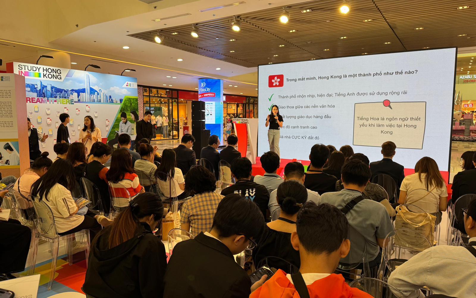 The Hong Kong Economic and Trade Office in Singapore (Singapore ETO) supported and participated in two education promotional events in Vietnam, with an aim to promote Hong Kong's quality higher education and the "Study in Hong Kong" brand. Organised by the eight publicly-funded universities, the two events took place in Ho Chi Minh City (HCMC) today (October 11) and in Hanoi on October 5. Photo shows a Vietnamese student sharing experiences in studying in Hong Kong at the event in HCMC this morning.