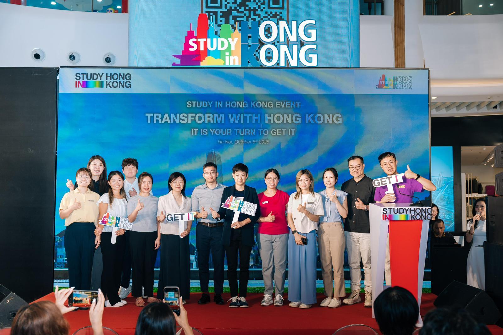   The Hong Kong Economic and Trade Office in Singapore (Singapore ETO) supported and participated in two education promotional events in Vietnam, with an aim to promote Hong Kong's quality higher education and the "Study in Hong Kong" brand. Organised by the eight publicly-funded universities, the two events took place in Ho Chi Minh City (HCMC) today (October 11) and in Hanoi on October 5. Photo shows the Deputy Director of the Singapore ETO, Ms Teresa Poon (sixth right), representing the Singapore ETO to attend the event in Hanoi on October 5 and in a group picture with representatives and student from the eight Hong Kong universities.

