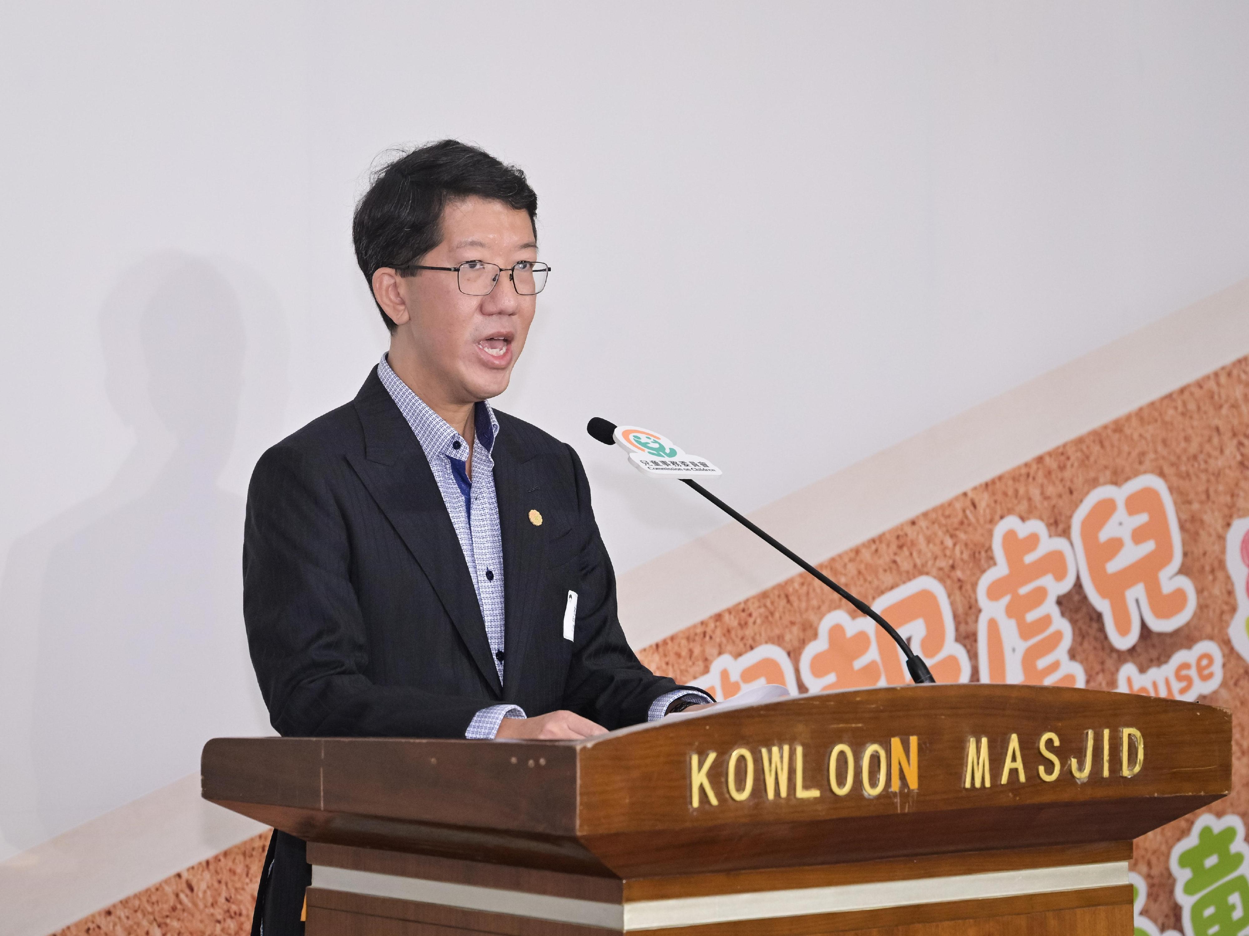 The Commission on Children (CoC) held the "Child Protection Harmony Fun Day" public engagement event today (October 11), to mark the 100-day countdown to the commencement of the Mandatory Reporting of Child Abuse Ordinance on January 20 next year. The Secretary for Labour and Welfare and Vice-chairperson of the CoC, Mr Chris Sun; the Commissioner of Police, Mr Chow Yat-ming; the Director of Social Welfare, Mr Edward To; and the Chairman of the Incorporated Trustees of the Islamic Community Fund of Hong Kong, Mr Saeed Uddin, officiated at the event. Photo shows Mr To speaking at the opening session.