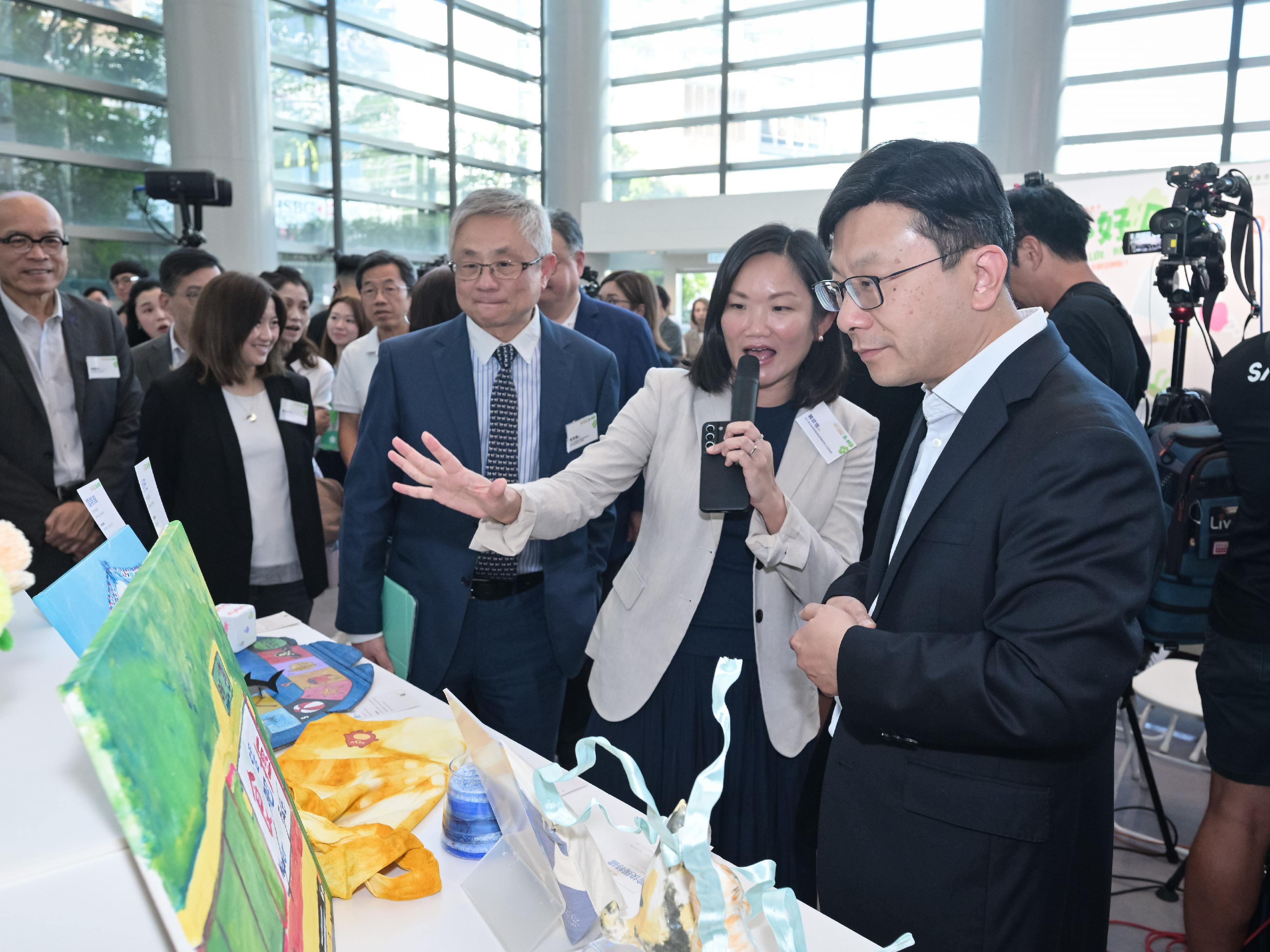 勞工及福利局局長孫玉菡今日（十月十一日）為「齊賀國慶76周年．2025精神健康月啟動禮暨嘉年華」主禮。精神健康月由勞工及福利局聯同多個決策局／部門、公營機構及非政府機構合辦，以響應世界心理衞生聯盟發起的「世界精神衞生日」。2025精神健康月以「活．好D」為主題，希望透過不同形式的公眾教育及推廣活動，提升市民對健康生活方式的認識與重視。圖示孫玉菡（右一）參觀「精神復元人士藝術作品展」，並聆聽機構職員講解展覽背後的概念。
