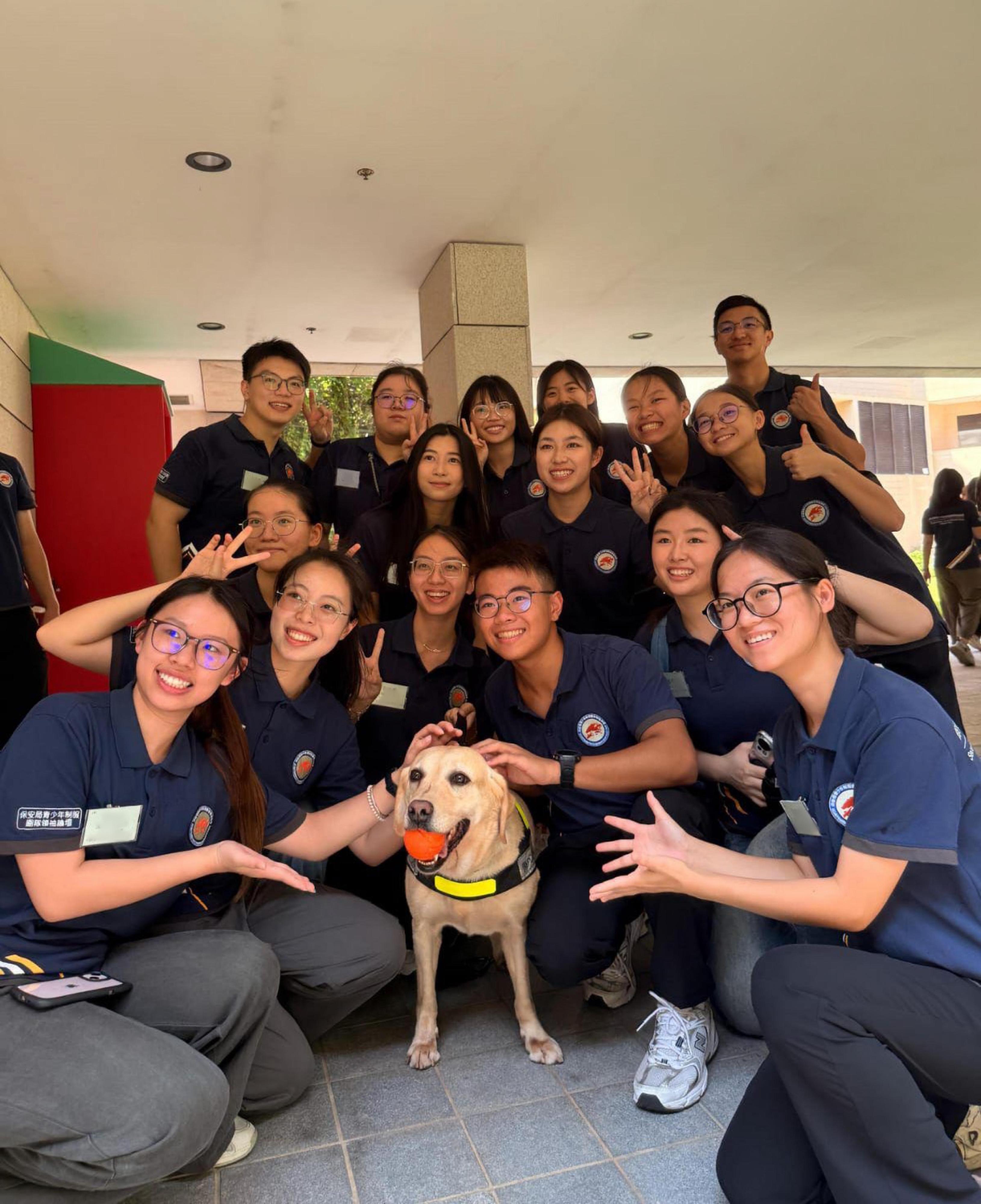 The Secretary for Security, Mr Tang Ping-keung, today (October 12) attended the launch ceremony of the induction course for the new-term Security Bureau Youth Uniformed Group Leaders Forum in Macao, kicking off training activities in the coming year with Hong Kong youth members, as well as youths from Shenzhen University and the youth groups of public security forces of Macao, which are partners of the Leaders Forum. Photo shows youth members visiting a police dog base.