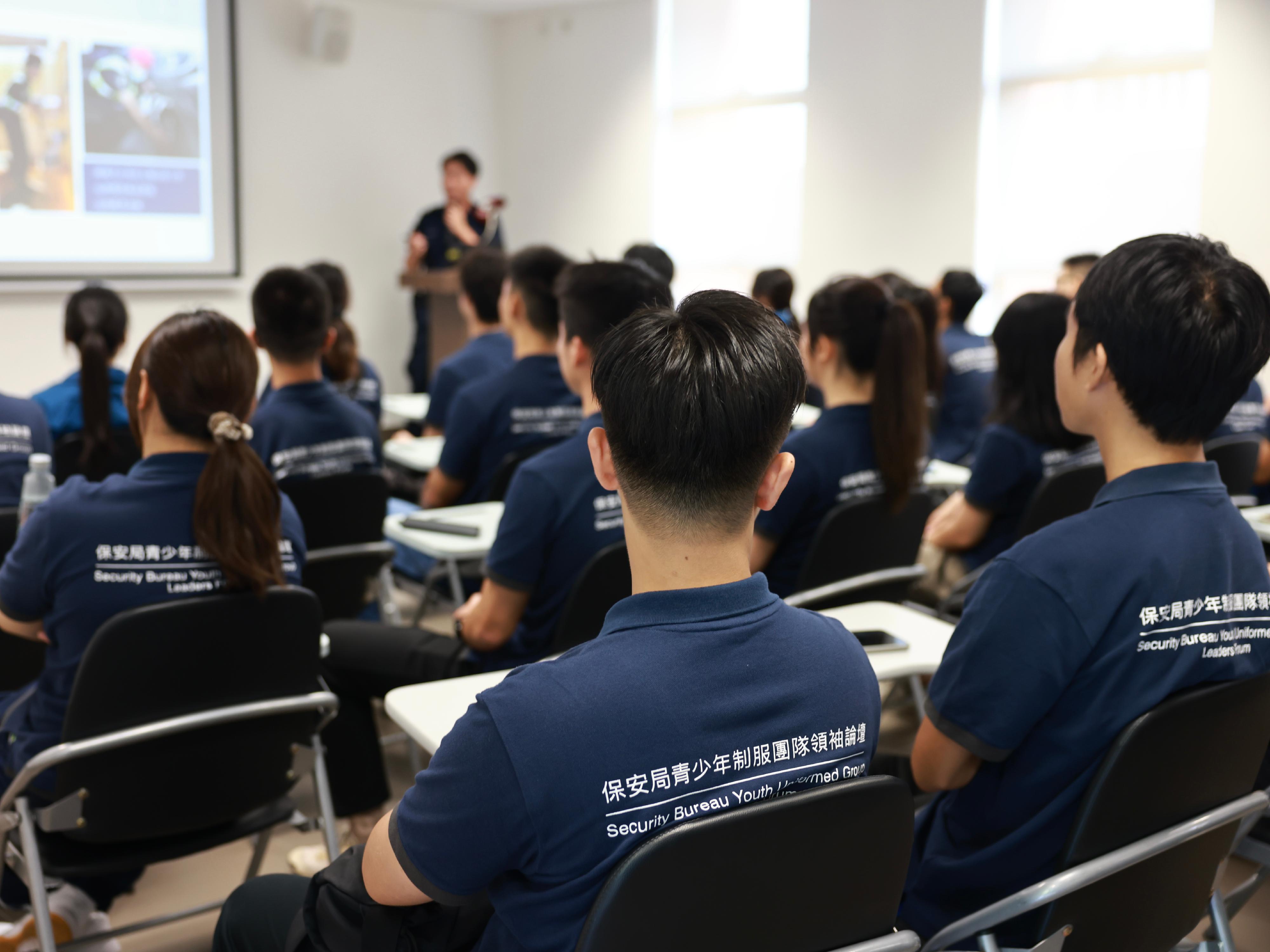The Secretary for Security, Mr Tang Ping-keung, today (October 12) attended the launch ceremony of the induction course for the new-term Security Bureau Youth Uniformed Group Leaders Forum in Macao, kicking off training activities in the coming year with Hong Kong youth members, as well as youths from Shenzhen University and the youth groups of public security forces of Macao, which are partners of the Leaders Forum. Photo shows youth members being briefed by the staff on the work of police dog base.