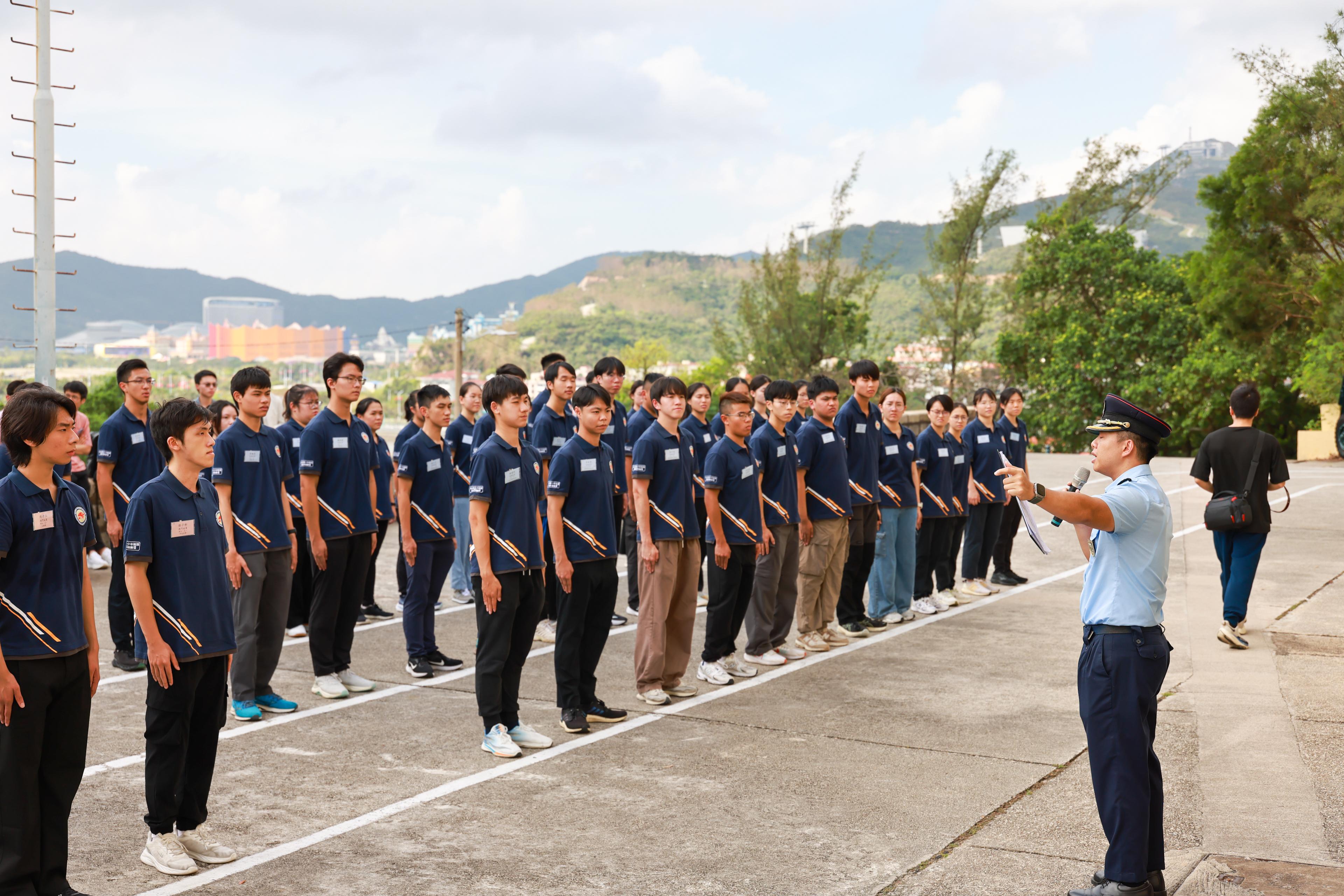 The Secretary for Security, Mr Tang Ping-keung, today (October 12) attended the launch ceremony of the induction course for the new-term Security Bureau Youth Uniformed Group Leaders Forum in Macao, kicking off training activities in the coming year with Hong Kong youth members, as well as youths from Shenzhen University and the youth groups of public security forces of Macao, which are partners of the Leaders Forum. Photo shows youth members participating in a team-building activity.
