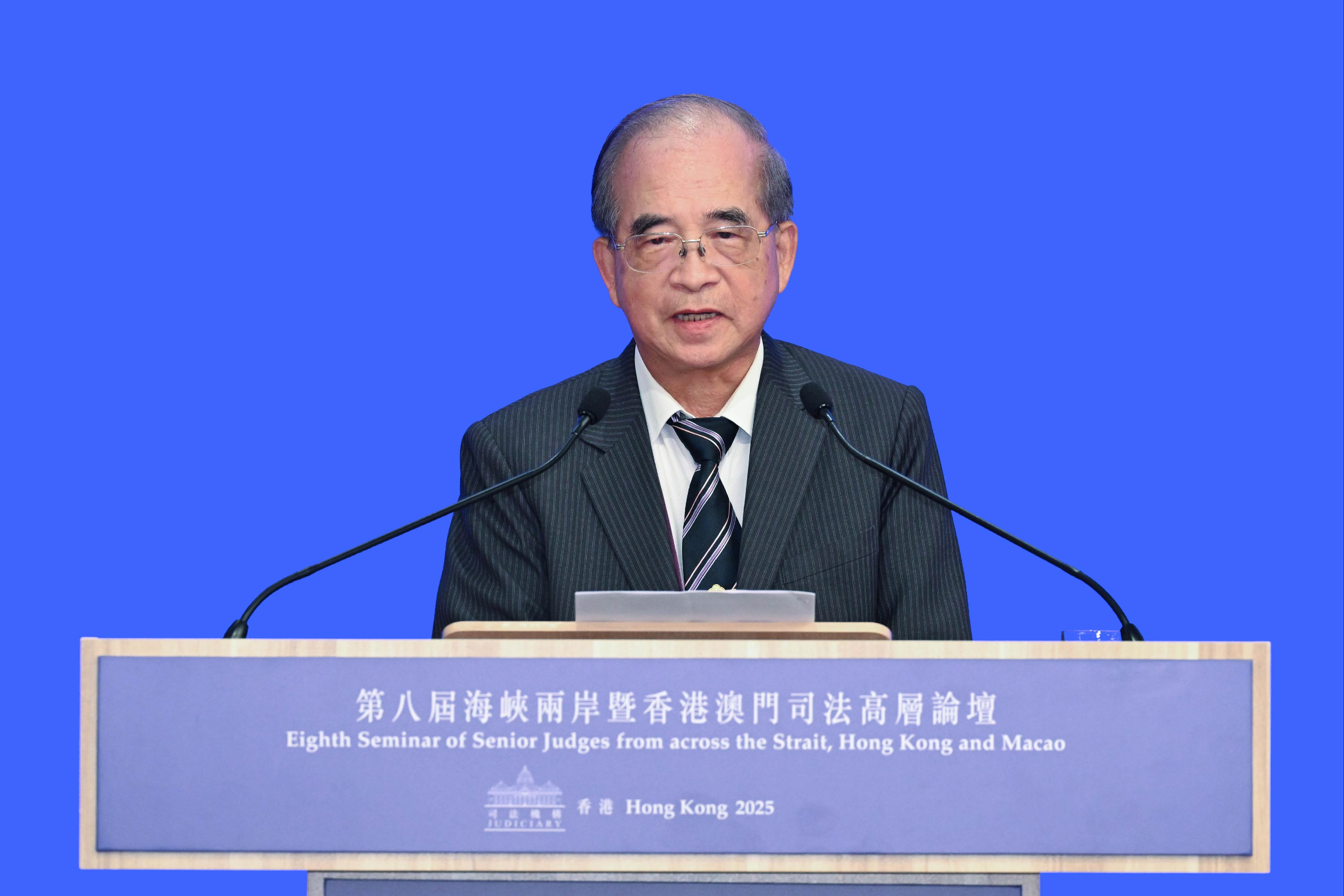 The Chairman of the Chinese Society of Law of Taiwan, Mr Chen Tzung-chen, speaks at the opening ceremony of the Eighth Seminar of Senior Judges from across the Strait, Hong Kong and Macao today (October 13). 