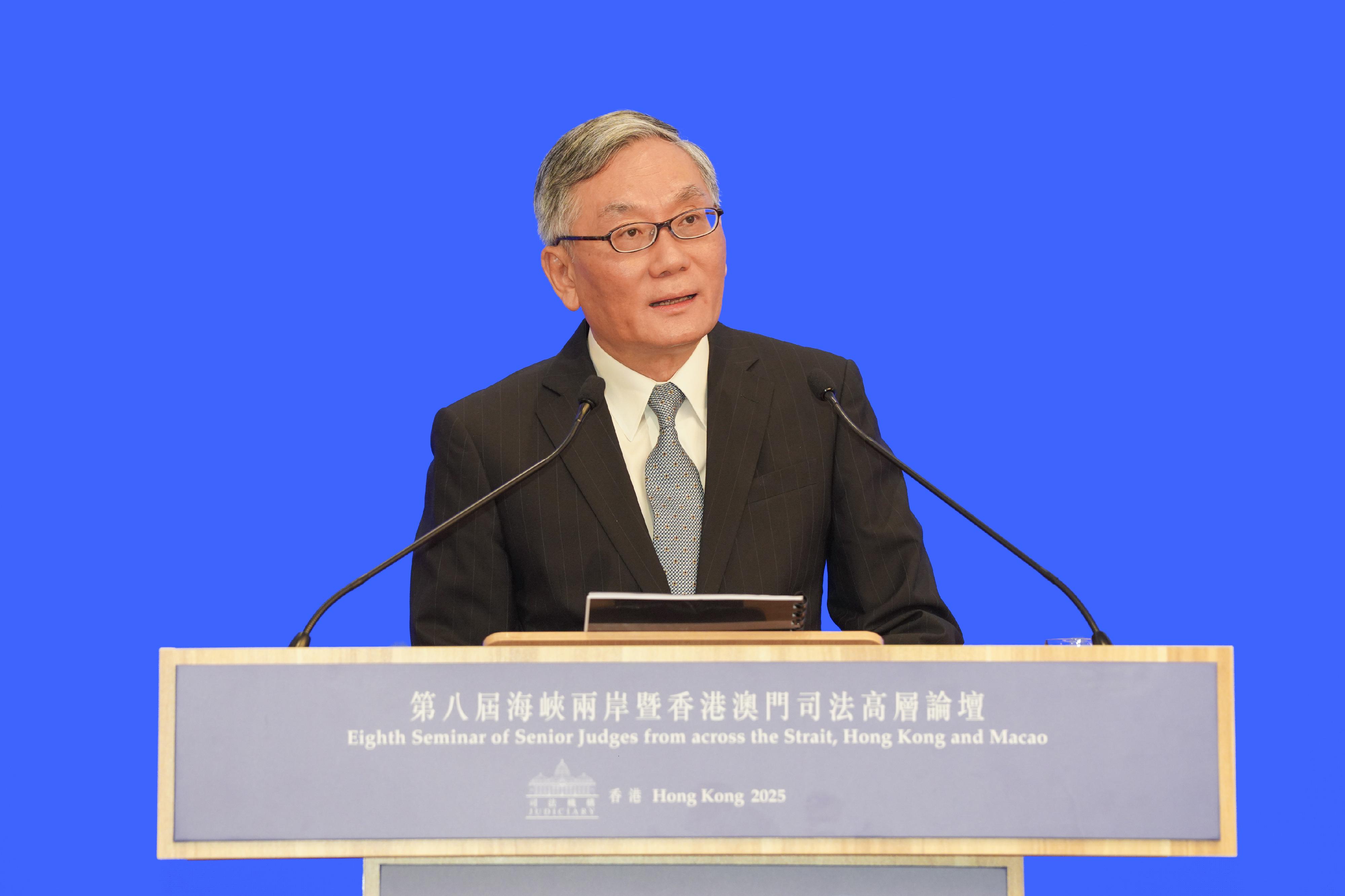 Chief Justice Andrew Cheung, Chief Justice of the Court of Final Appeal of Hong Kong, speaks at the opening ceremony of the Eighth Seminar of Senior Judges from across the Strait, Hong Kong and Macao today (October 13). 