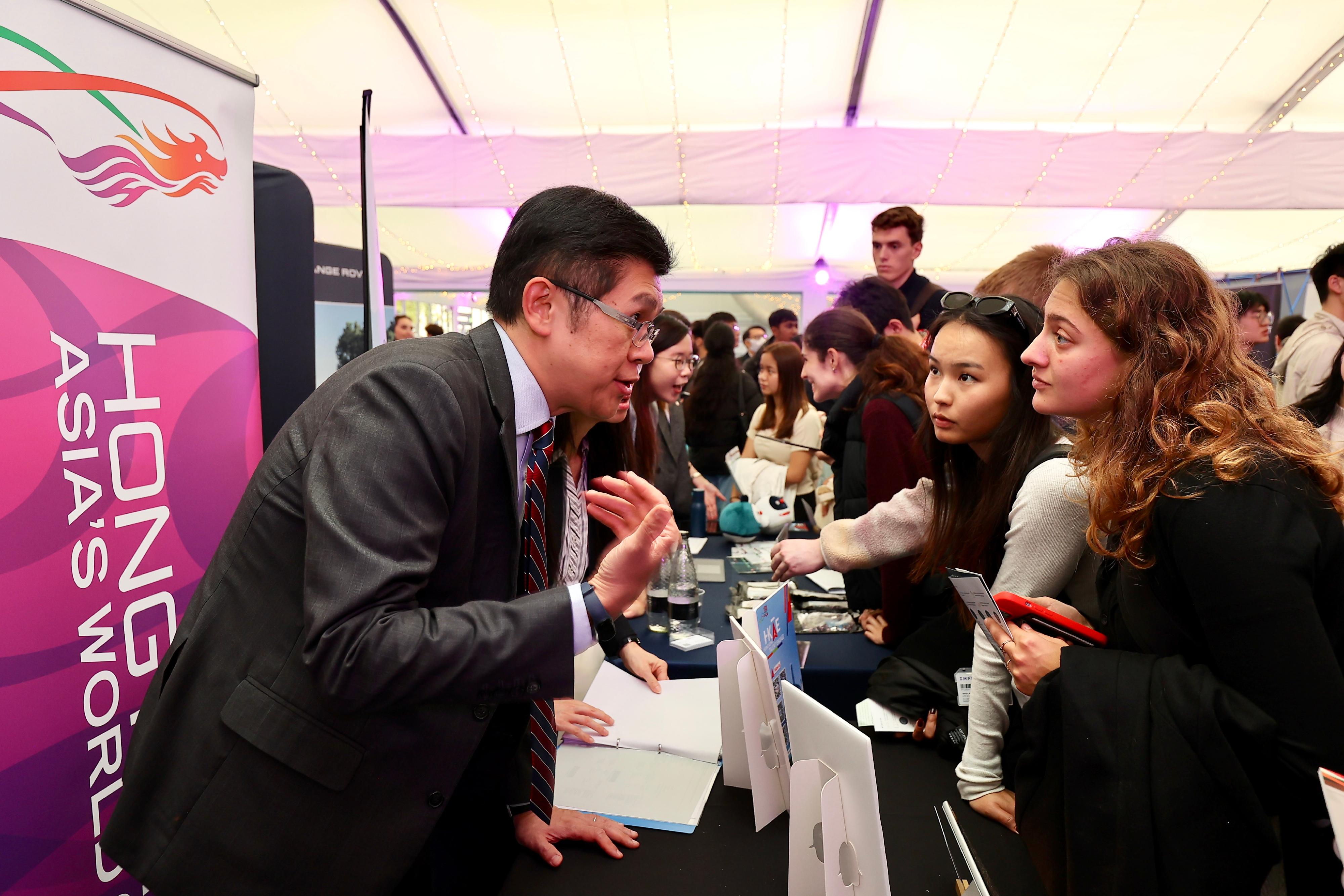 A Hong Kong Talent Engage delegation organised an event and participated in a career fair at Imperial College London on October 9 (London time). Photo shows the Deputy Secretary for Labour and Welfare (Manpower), Mr Andrew Tsang, introducing Hong Kong's various talent admission schemes to students at the career fair.

