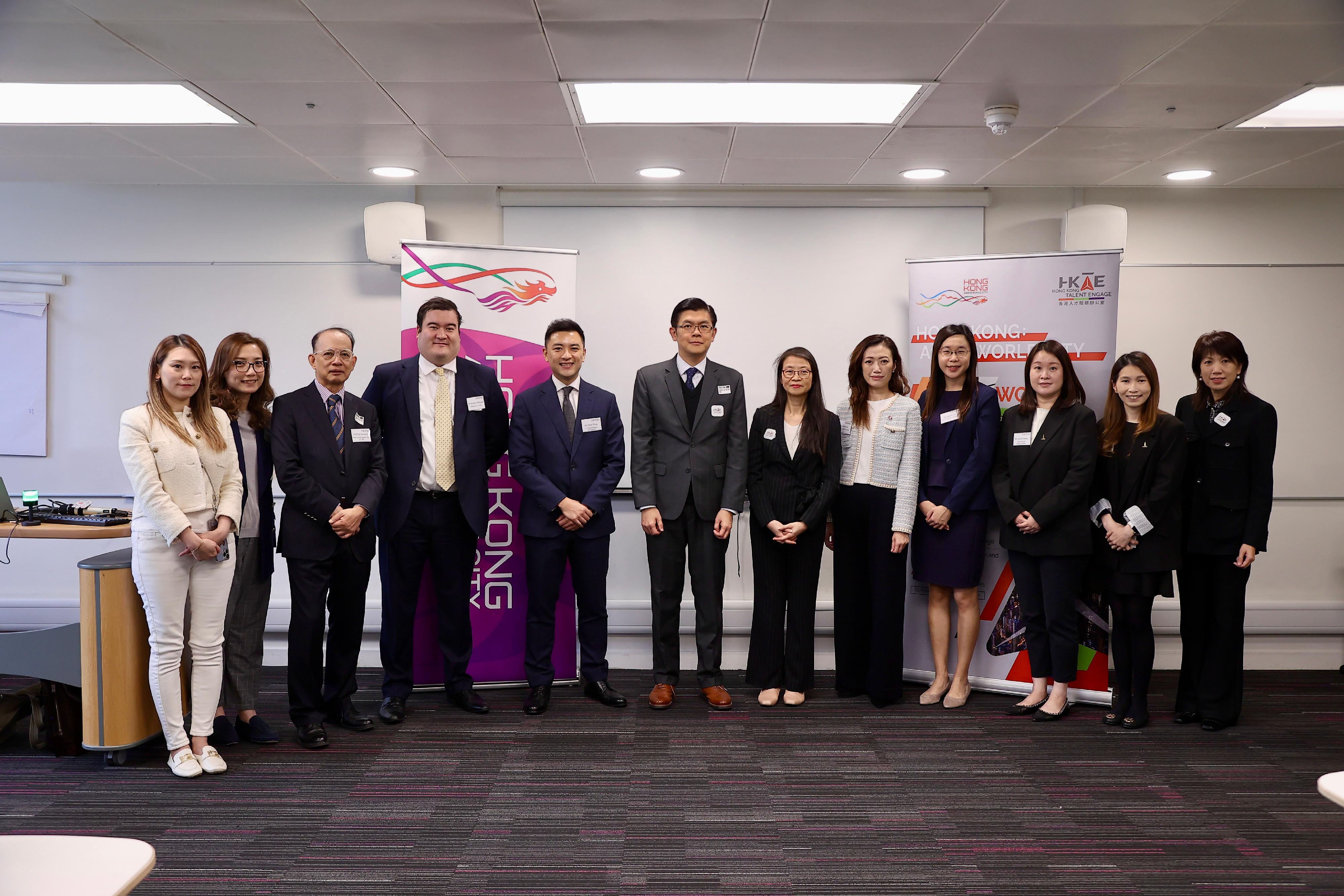 A Hong Kong Talent Engage (HKTE) delegation organised an event at King's College London on October 10 (London time). Photo shows the Deputy Secretary for Labour and Welfare (Manpower), Mr Andrew Tsang (sixth left), the Deputy Director of HKTE, Ms Anna Au (sixth right), and other delegation members, sector professionals and corporate representatives at the event.