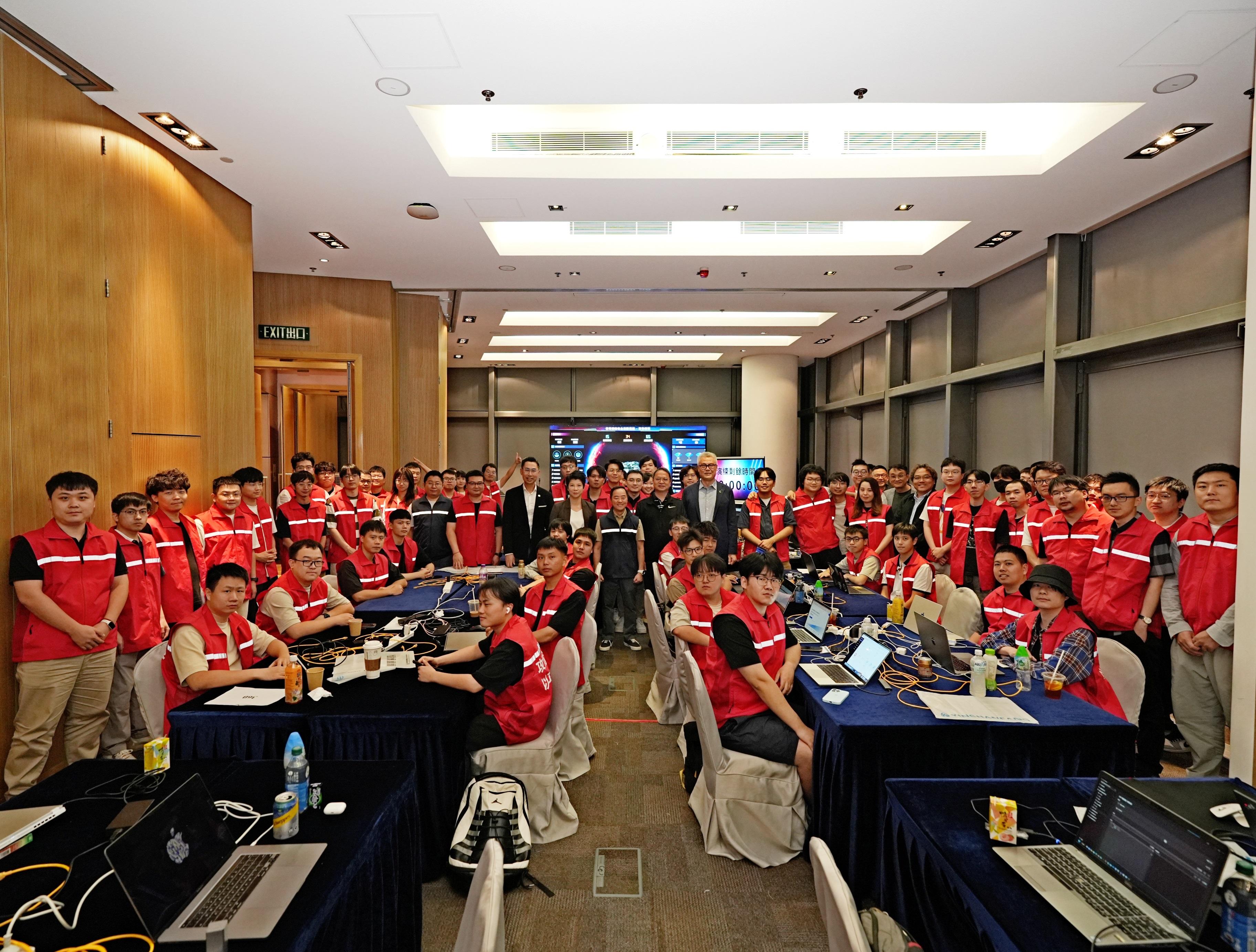 The Hong Kong Cybersecurity Attack and Defence Drill 2025 concluded last night (October 12). The Commissioner for Digital Policy, Mr Tony Wong (standing, first row, centre), is pictured with representatives of the co-organisers, participating teams and staff at the venue.