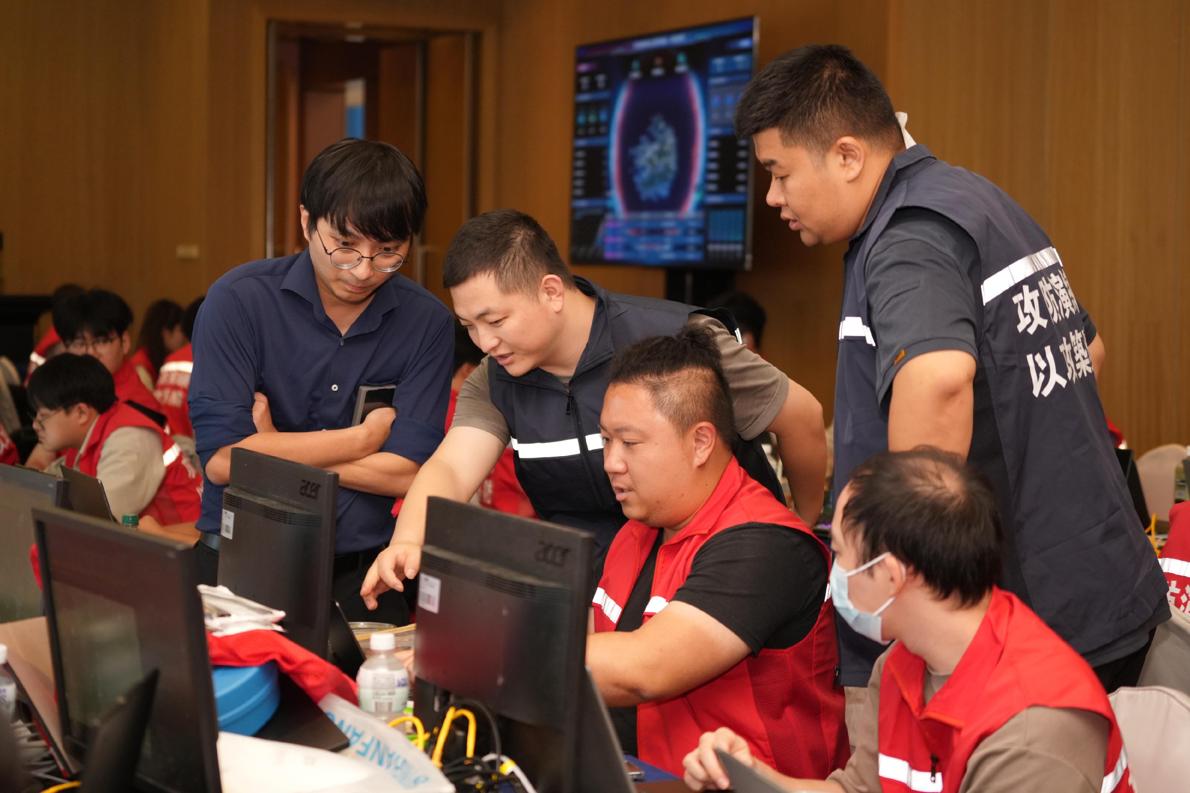 The Hong Kong Cybersecurity Attack and Defence Drill 2025 concluded last night (October 12). Photo shows an attacker team formed by Hong Kong and Mainland cybersecurity practitioners and members of the higher education institutions.