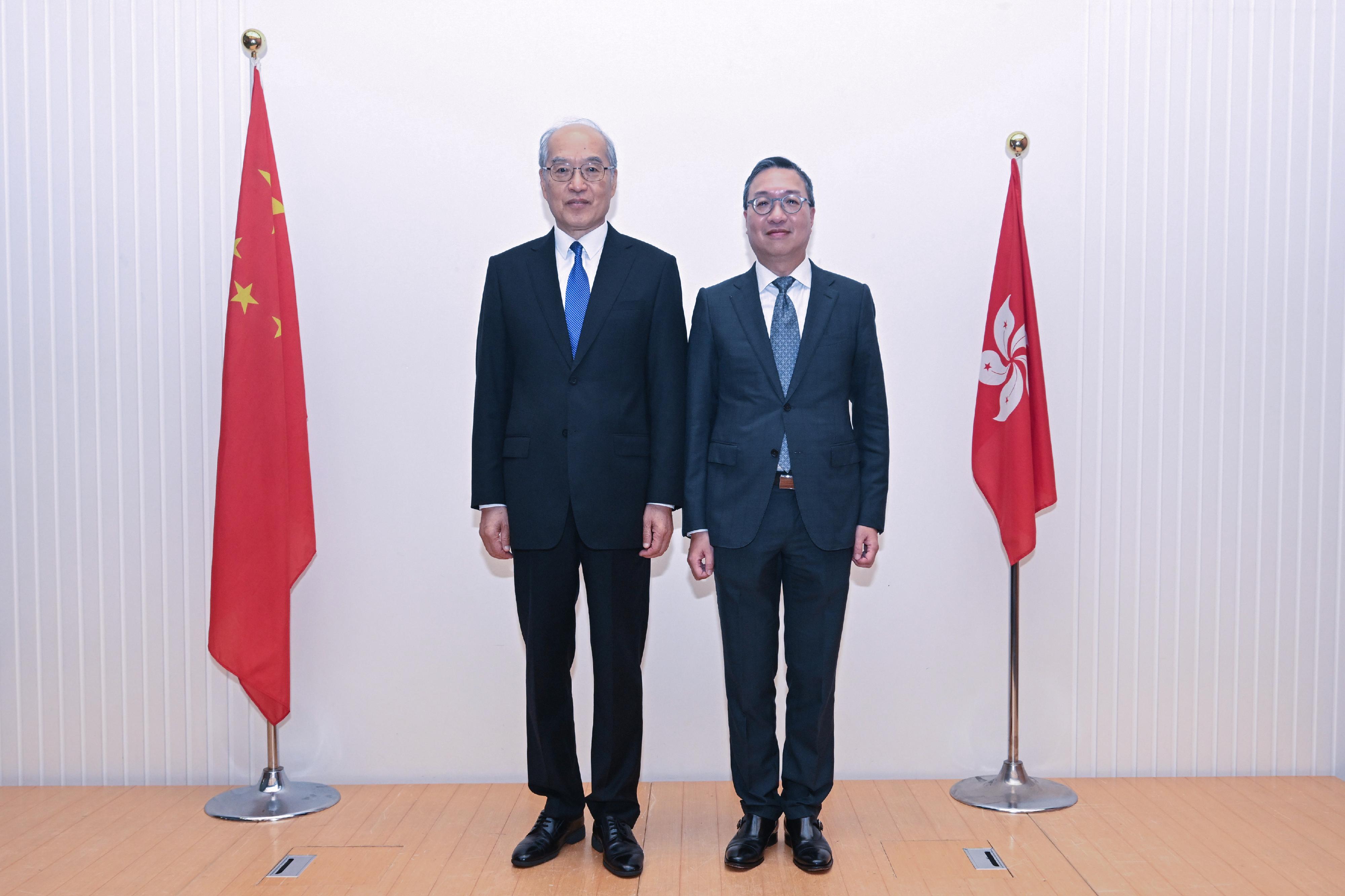 The Secretary for Justice, Mr Paul Lam, SC (right), meets with the President of the Supreme People's Court, Mr Zhang Jun (left), today (October 13).